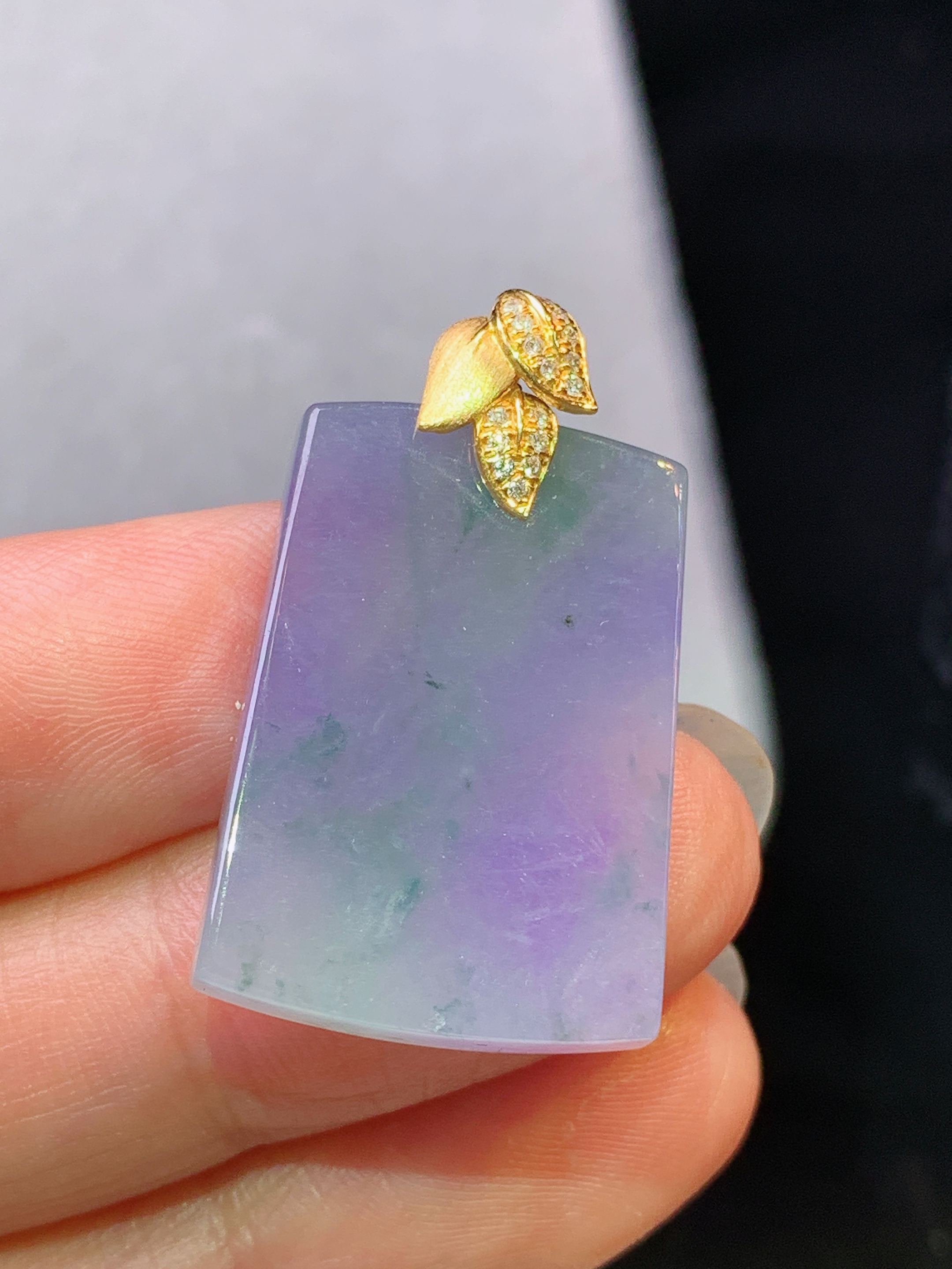 18k金镶嵌紫罗兰无事牌吊坠 玉质细腻 色泽艳丽清新 水润亮眼 整体尺寸30.5*18*4m5