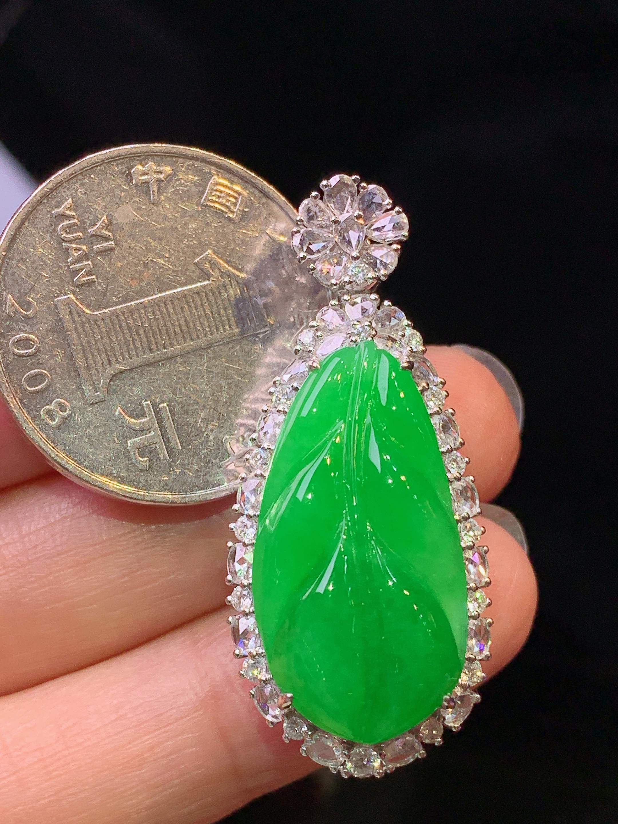 18k金钻镶嵌满绿树叶吊坠 玉质细腻 色泽艳丽清新 水润亮眼 整体尺寸39.7*17.5*12.2c4