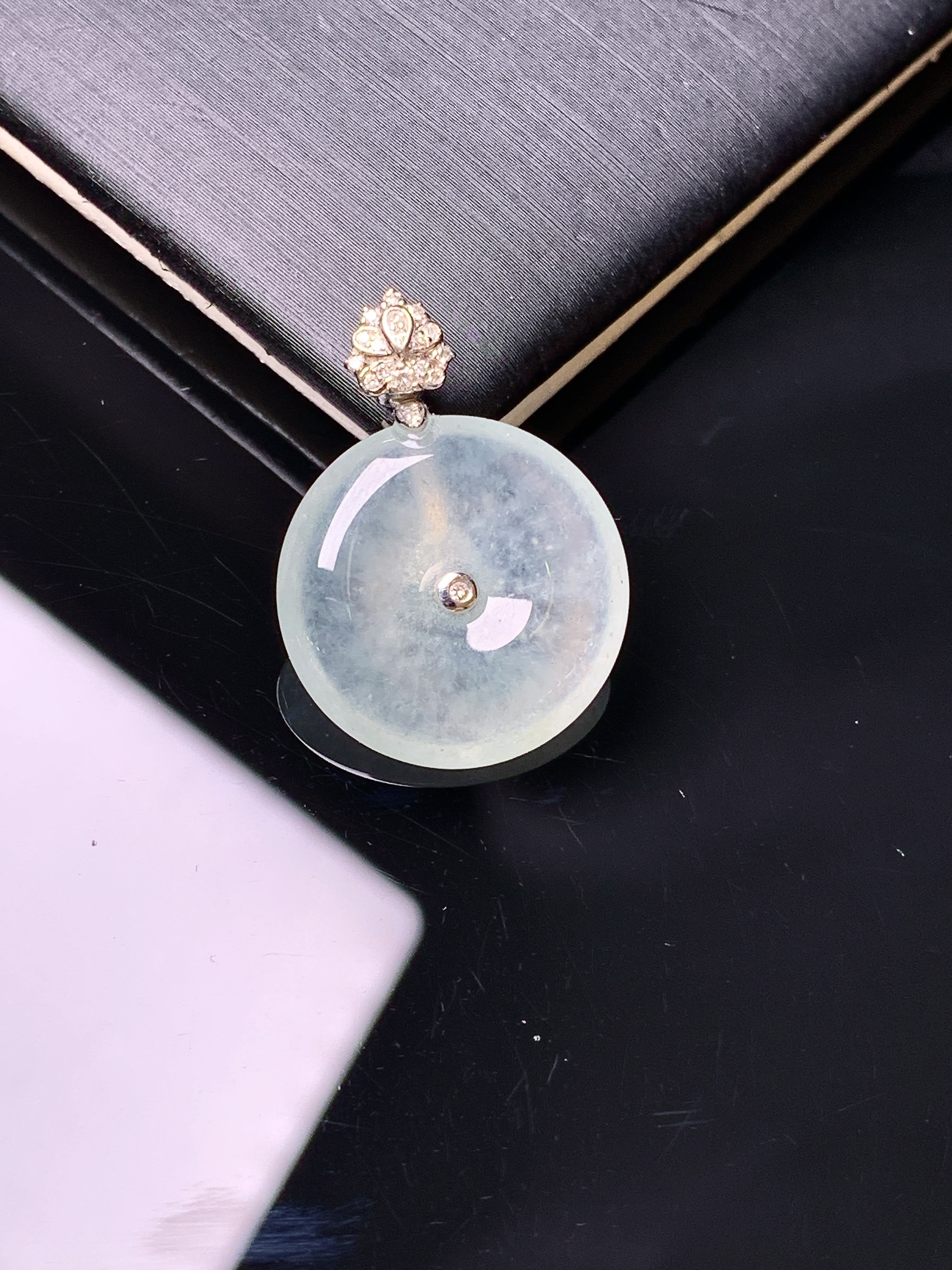 18k金钻镶嵌冰种平安扣吊坠 玉质细腻 色泽艳丽清新 水润亮眼 整体尺寸23.7*17.5*4c1