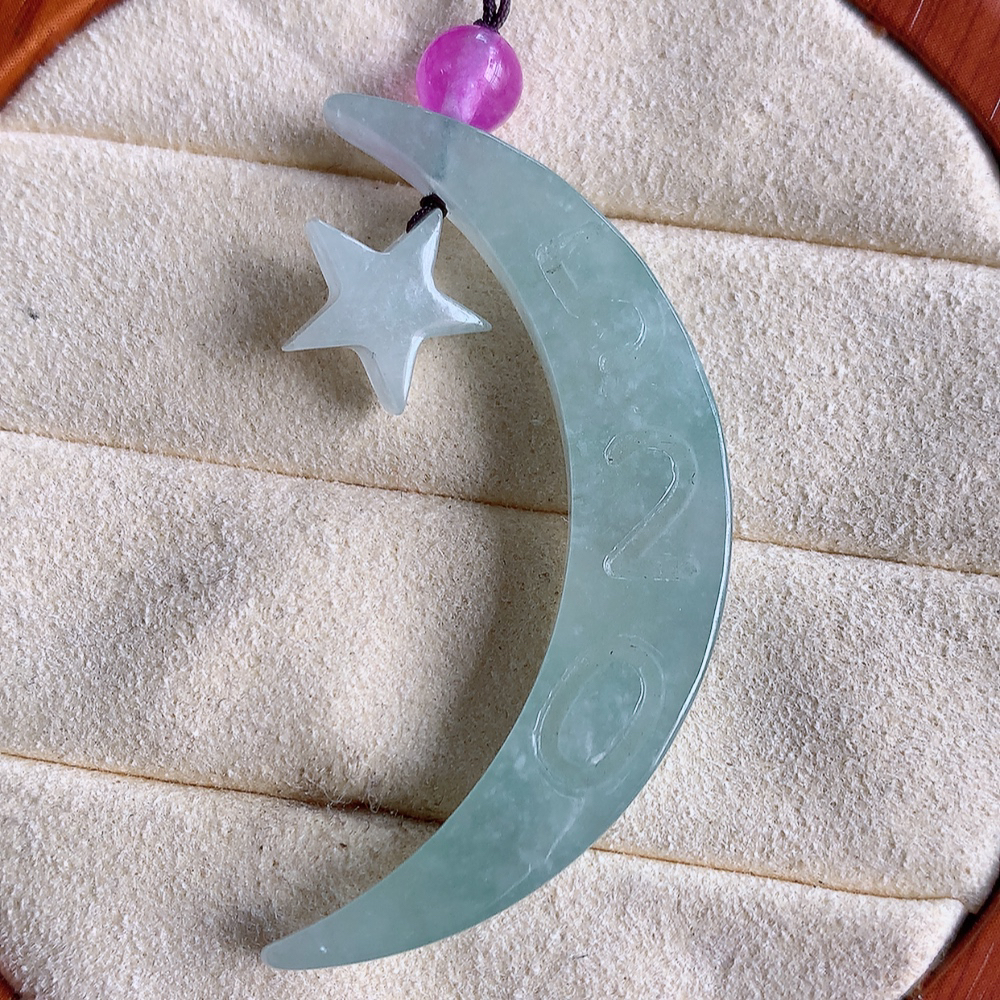 冰润星星月亮翡翠挂件，老种飘花  冰清玉洁  胶感十足  寓意“四季平安，福气满满”颜色鲜艳，清新自然，饱满通透   W49.25  尺寸：47-8.8-4.3mm