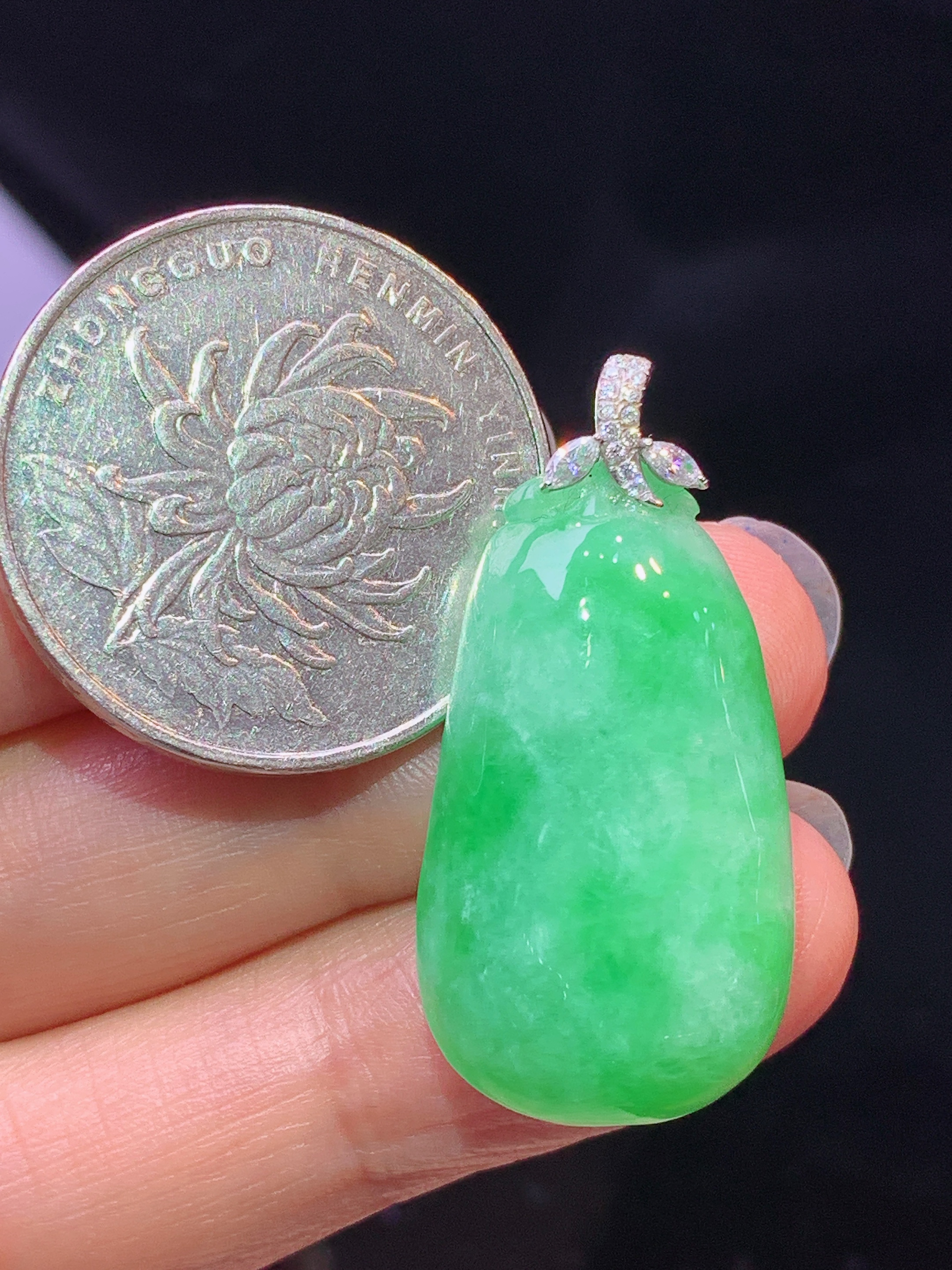 18k金镶嵌翠绿福瓜吊坠 玉质细腻 色泽艳丽清新 水润亮眼 整体尺寸32.8*16.2*7.2c1