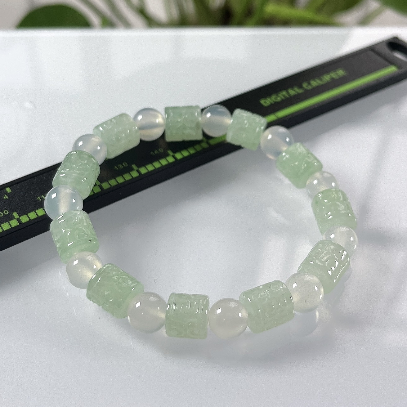 缅甸天然翡翠A货，冰种起胶晴底六字箴言路路通手串手链，尺寸：取一8.8/8.8mm/11颗，重量25