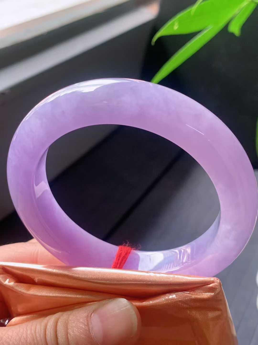 【翡翠名称】老种冰浓紫56.5正圈口翡翠手镯
【翡翠尺寸】56.5/12.5/10.8mm适合55.5-58正圈口佩戴
【翡翠描述】宝贝种老水足，玉质细腻，色泽靓丽，性价比高，佩戴效果好！
【其它赠送】权威证书/精美挂绳盒子/支持全国复检