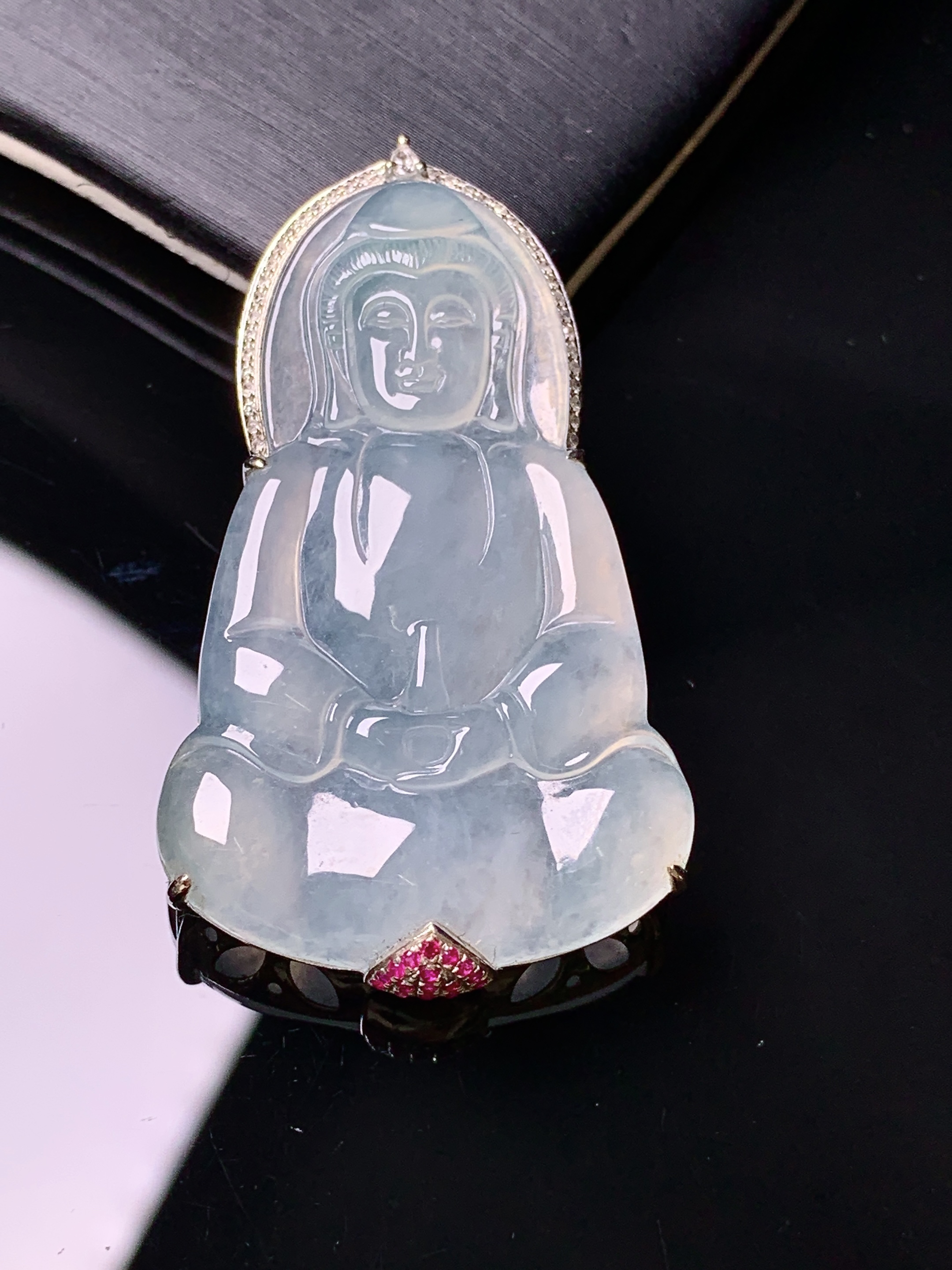 18k金钻镶嵌冰种观音吊坠 玉质细腻 色泽艳丽清新 水润亮眼 整体尺寸43.2*25.2*7c1