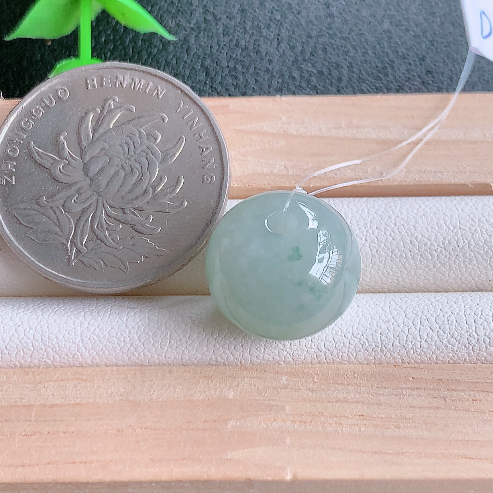 冰润飘花转运珠翡翠吊坠，寓意“时来运转，财源滚滚” 寓意佳，紫气东来，颜色清爽，无纹裂，佩戴效果优雅迷人！性价比超值！W49.28  尺寸：15-12.3mm