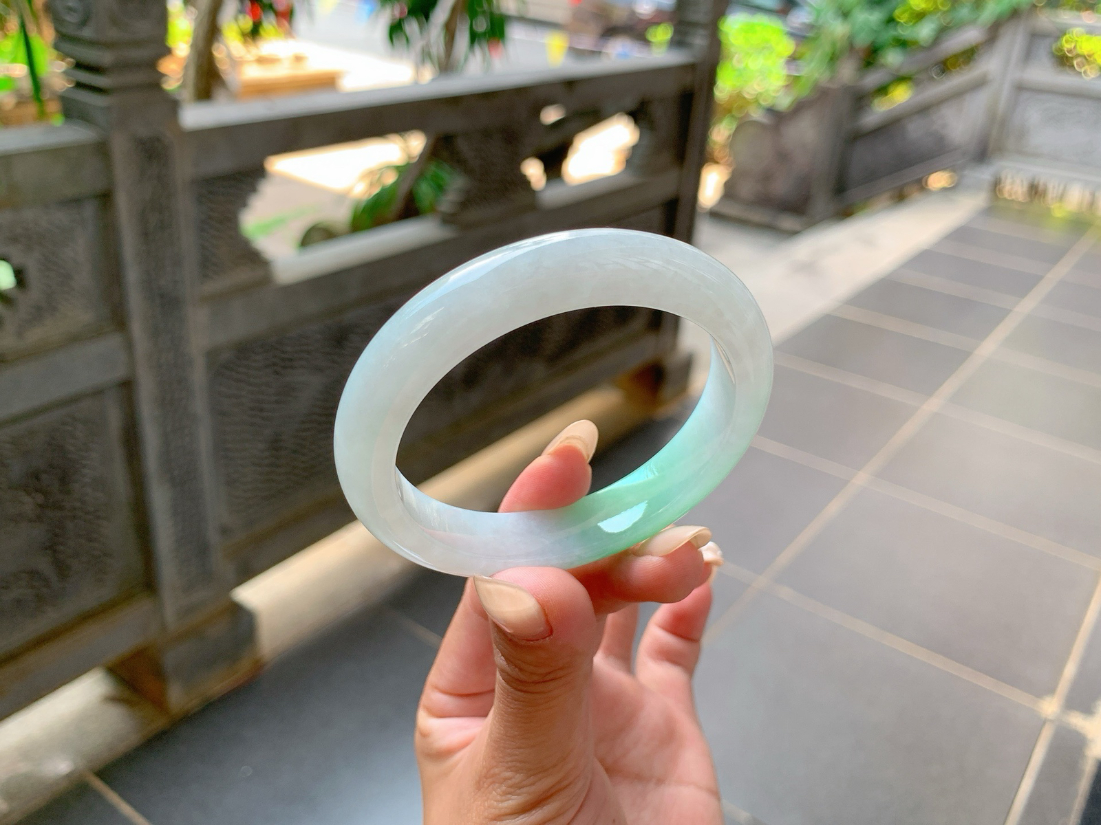 ｜55圈口
白底青翡翠手镯，飘一截辣绿色，鲜艳大气，整体冰冰润润的，俏丽夺目，