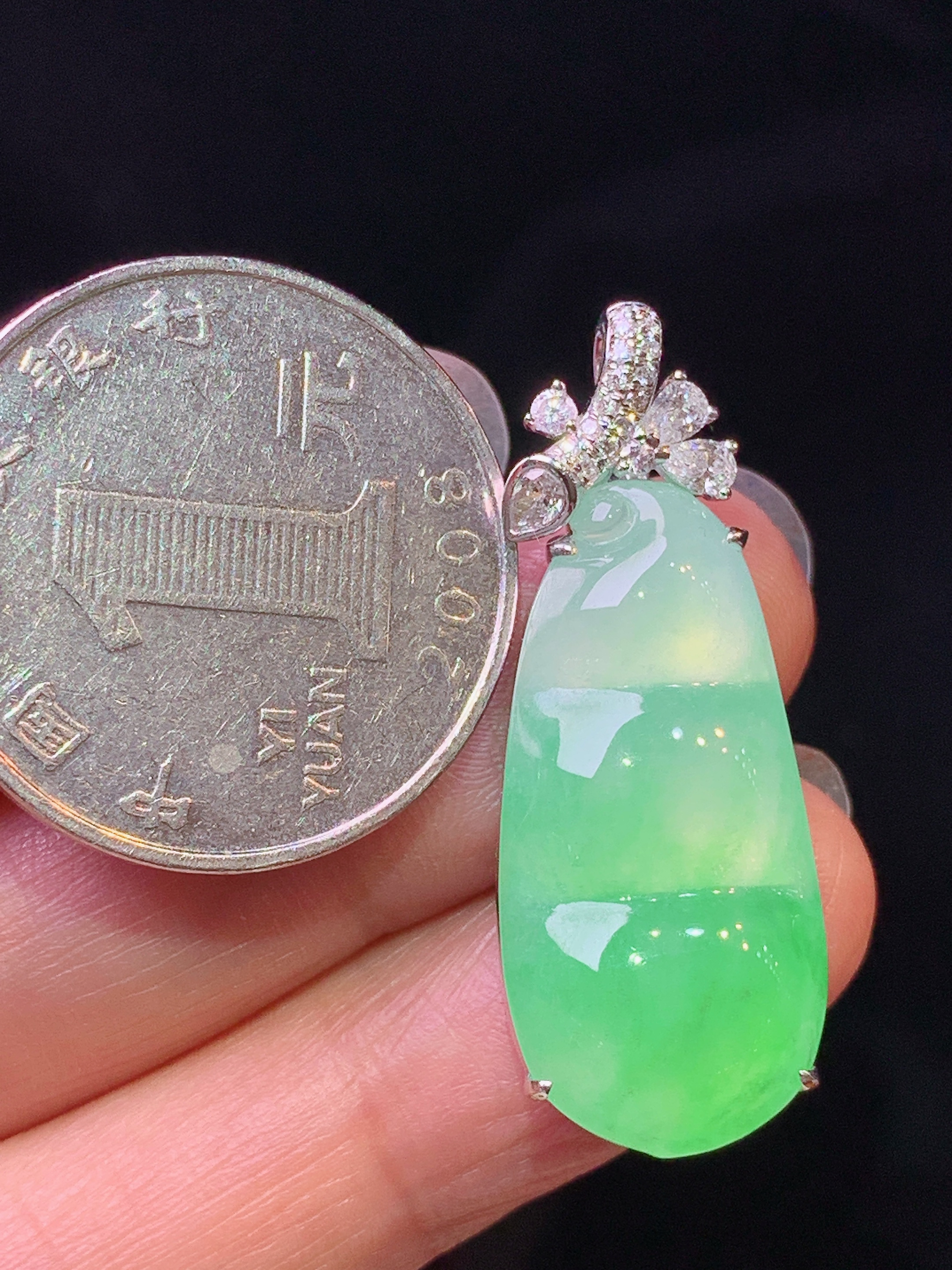 18k金钻镶嵌翠绿四季豆吊坠 玉质细腻 色泽艳丽清新 水润亮眼 整体尺寸35*13*7.2m5