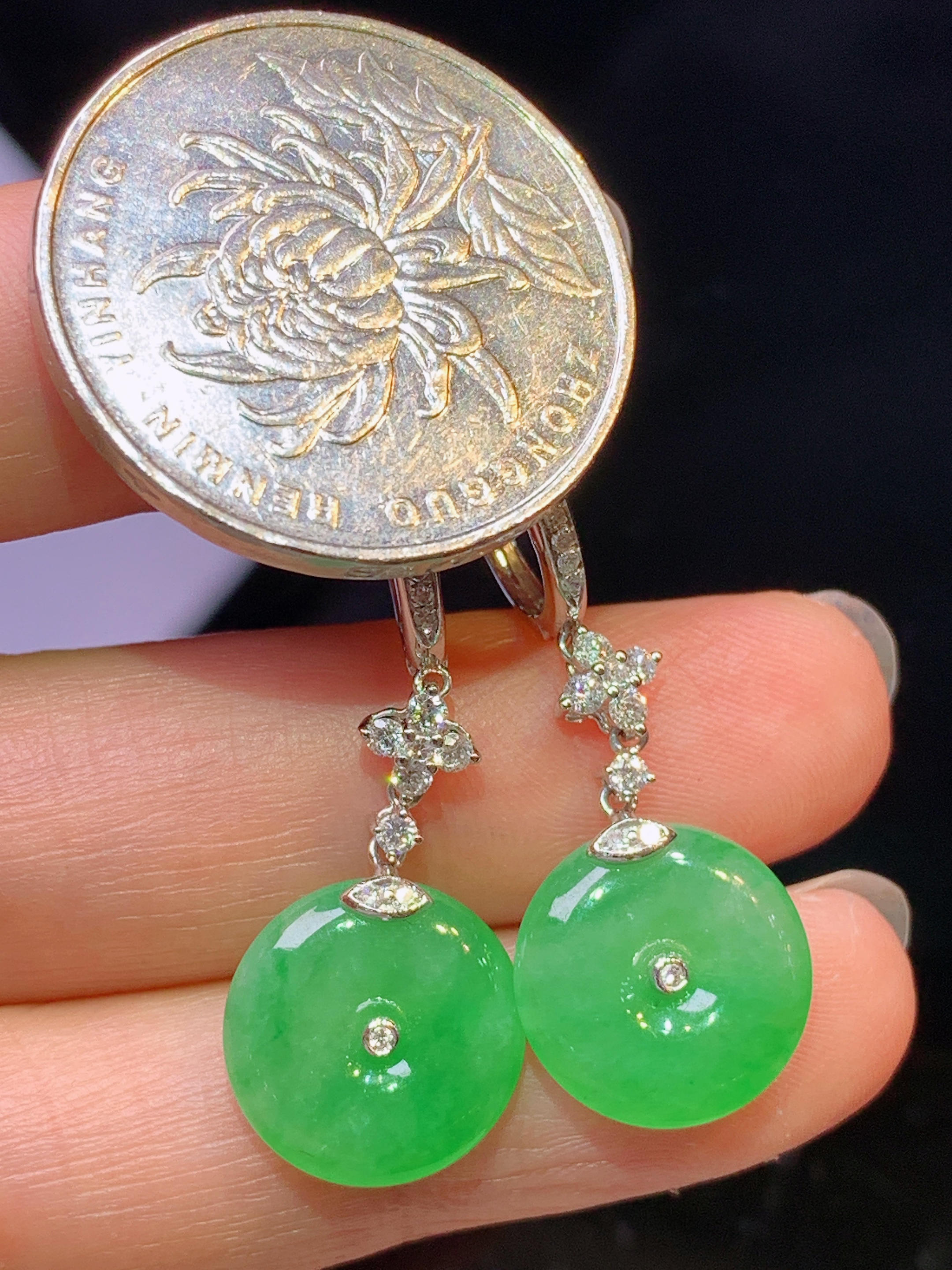18k金钻镶嵌翠绿平安扣耳坠 玉质细腻 色泽艳丽清新 水润亮眼 整体尺寸33.8*12.8*3.3h1