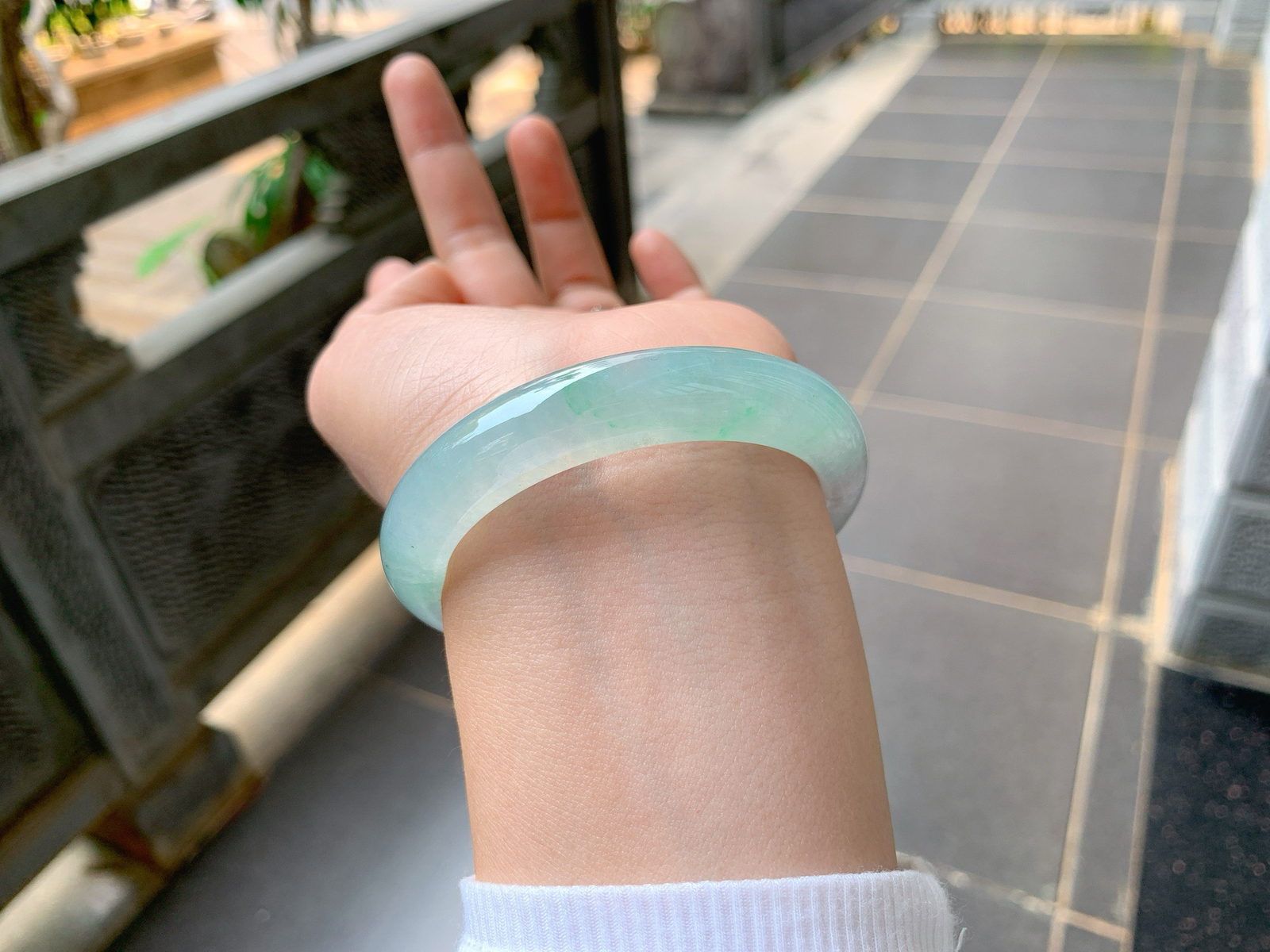 ｜53圈口
金丝绿，种好冰透起光，跟前面一条是姐妹装