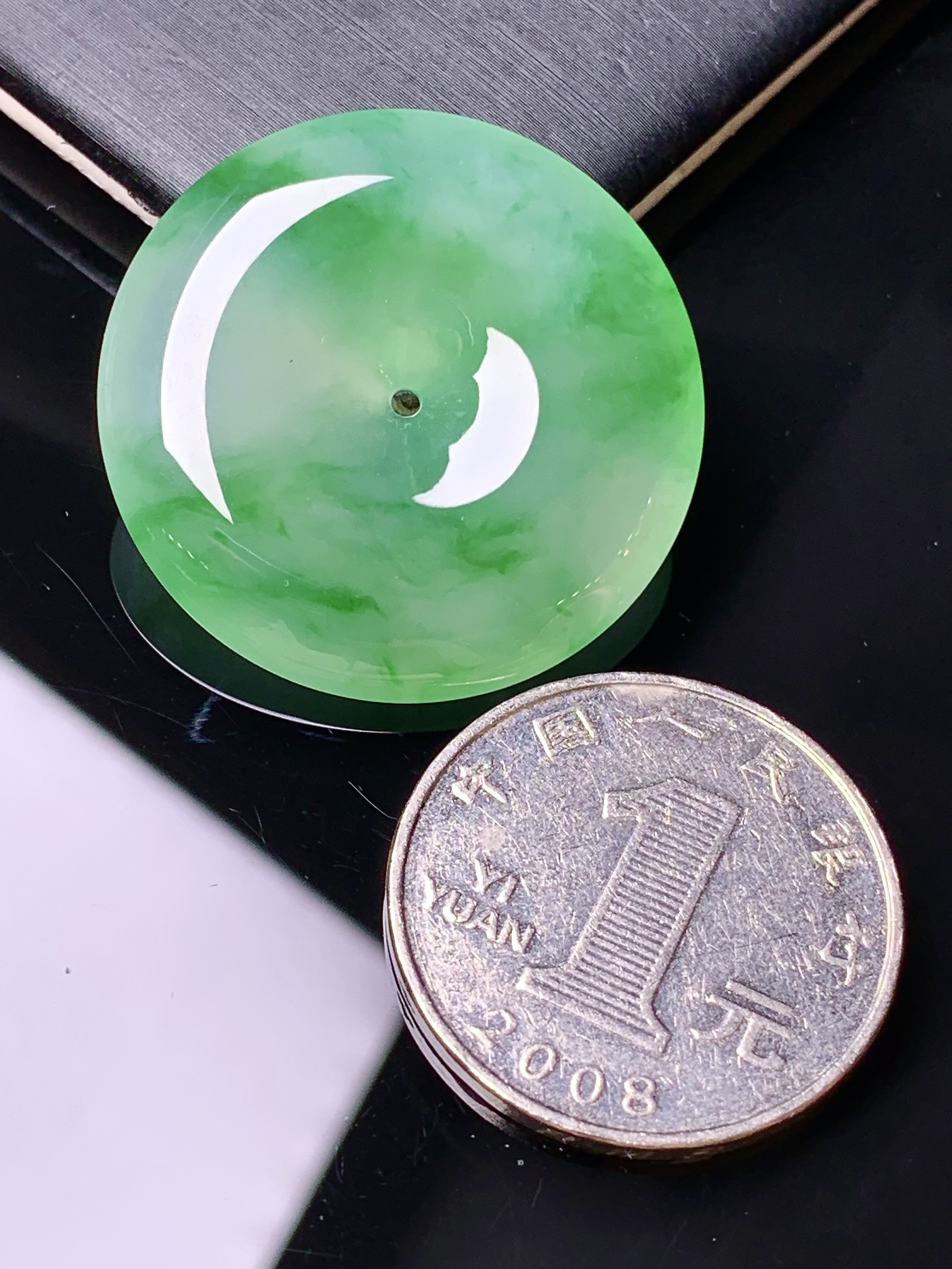 冰种飘绿平安扣吊坠 玉质细腻 色泽艳丽清新 水润亮眼 整体尺寸30.8*6x1