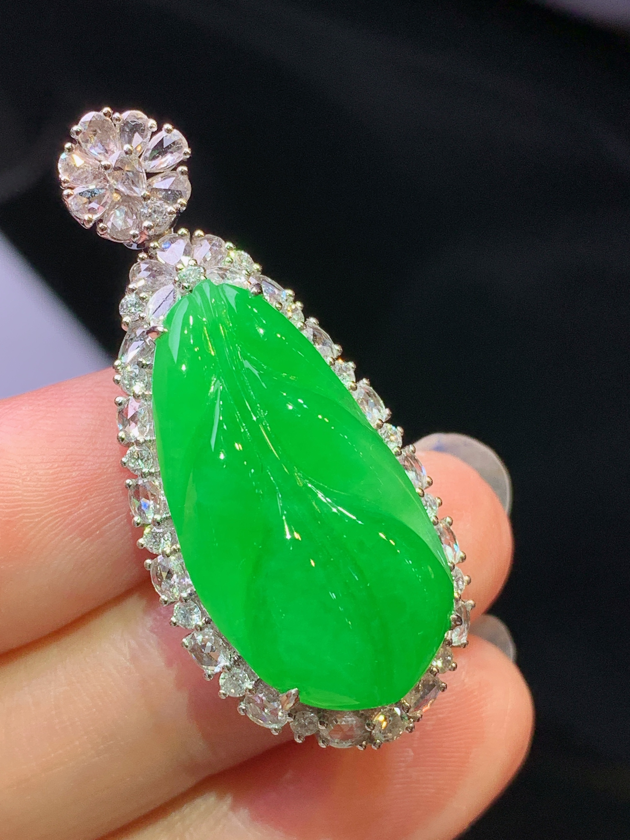 18k金钻镶嵌满绿树叶吊坠 玉质细腻 色泽艳丽清新 水润亮眼 整体尺寸39.7*17.5*12.2c