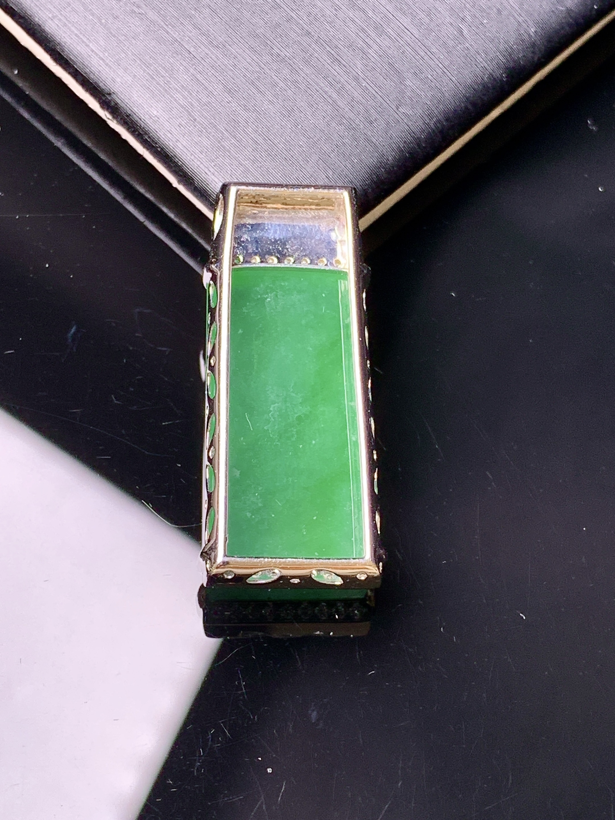 18k金钻镶嵌翠绿无事牌吊坠 玉质细腻 色泽艳丽清新 水润亮眼 整体尺寸29*12.5*6.8c5