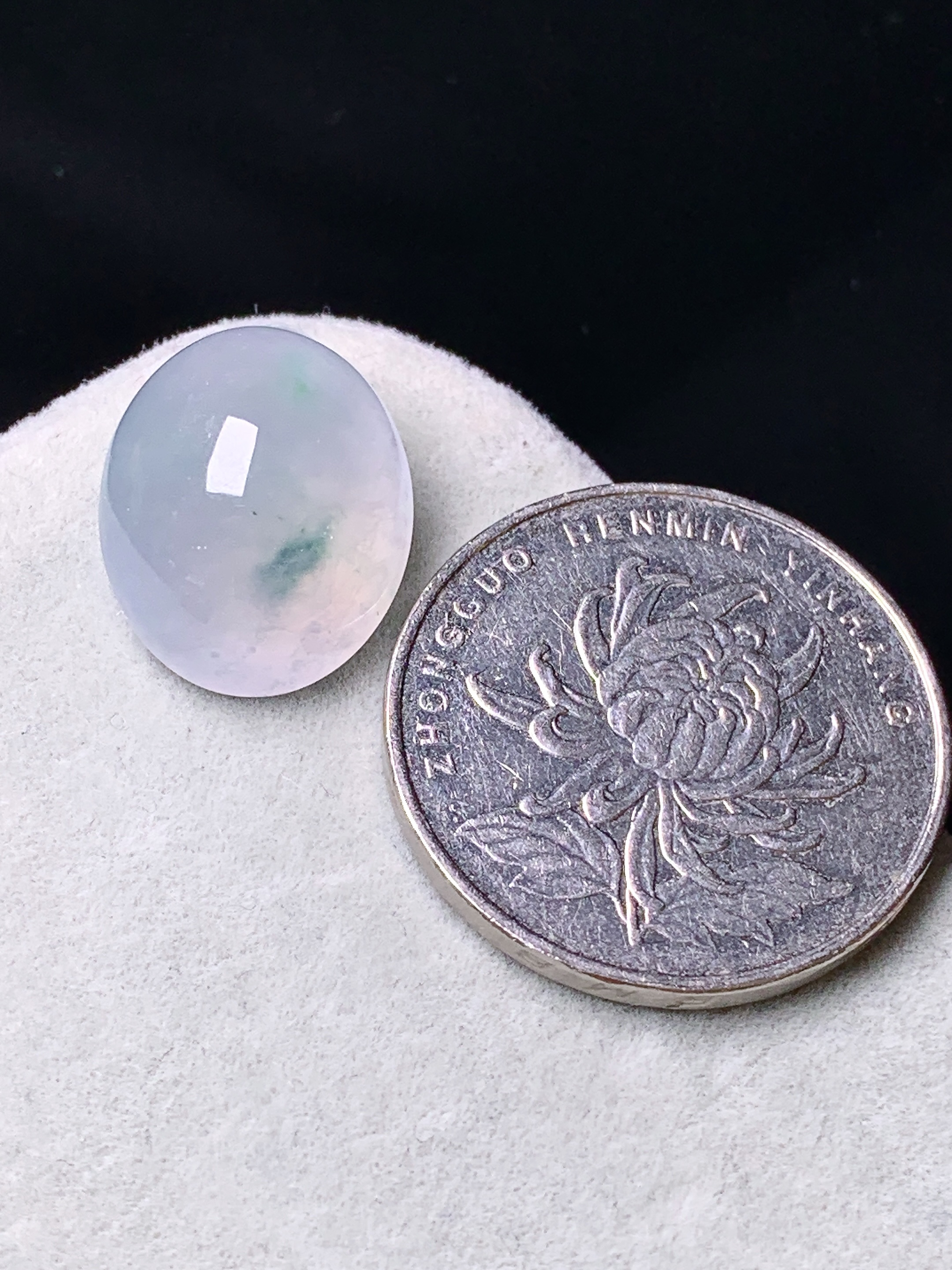 镶嵌款冰种飘绿蛋面吊坠 玉质细腻 色泽艳丽清新 水润亮眼 整体尺寸16.3*13.8*8yz