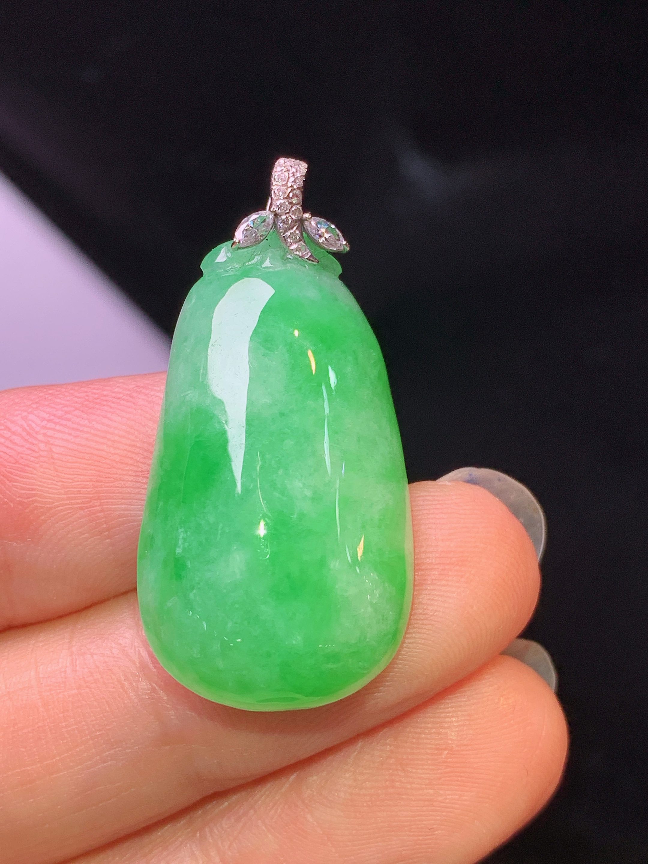 18k金镶嵌翠绿福瓜吊坠 玉质细腻 色泽艳丽清新 水润亮眼 整体尺寸32.8*16.2*7.2c1