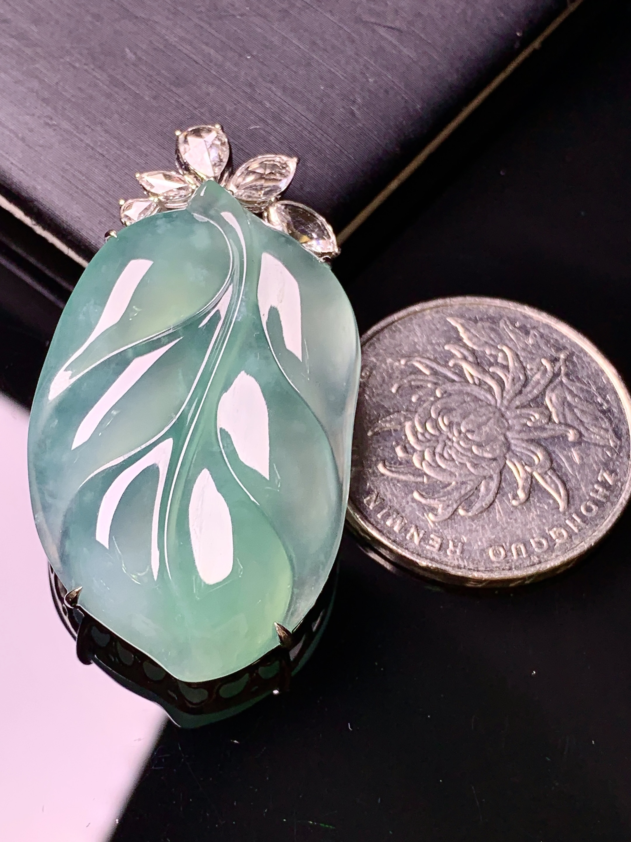 18k金钻镶嵌冰种晴绿树叶吊坠 玉质细腻 色泽艳丽清新 水润亮眼 整体尺寸42.2*23.5*7.8c1