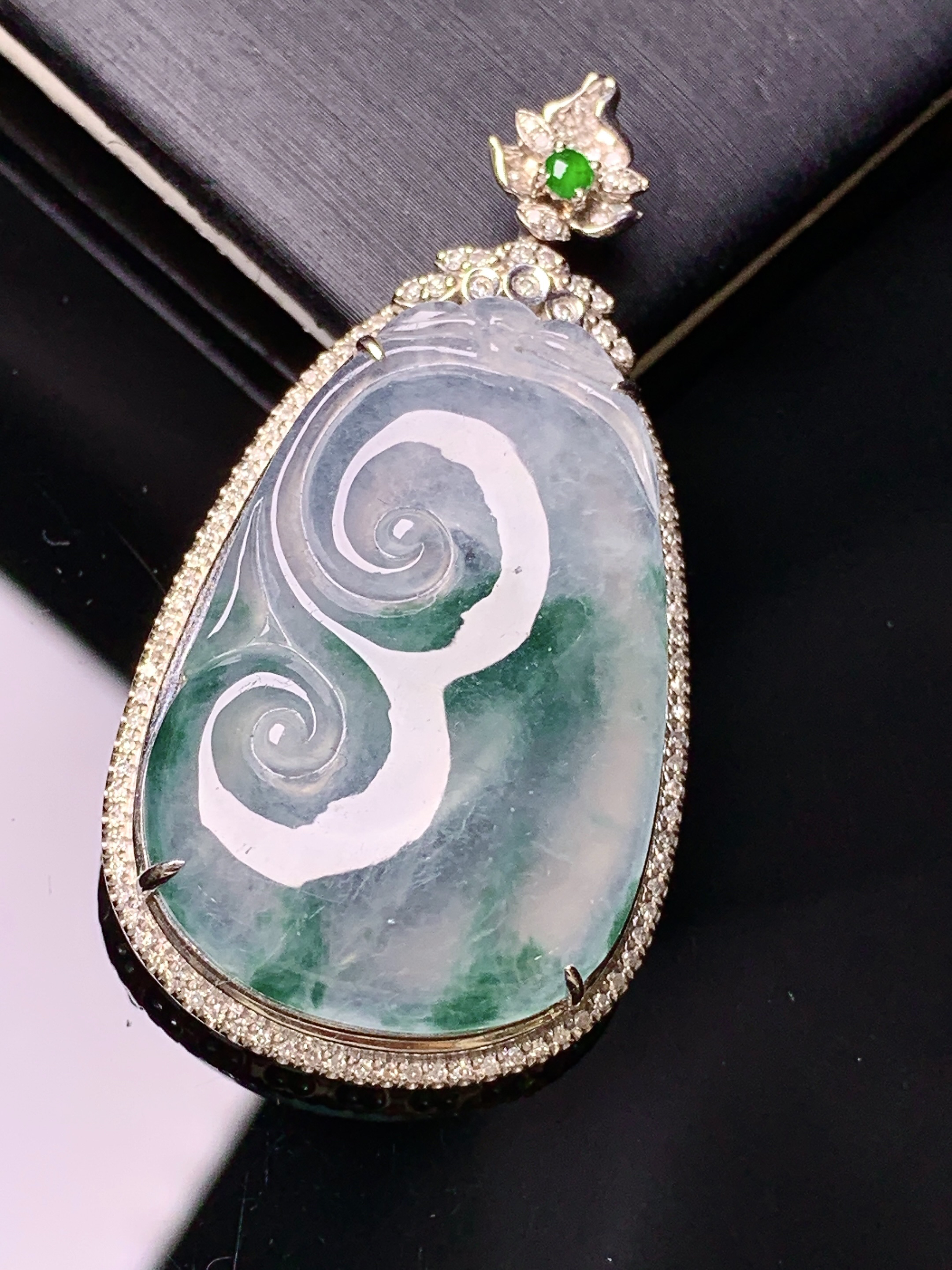 18k金钻镶嵌冰种飘绿如意吊坠 玉质细腻 色泽艳丽清新 水润亮眼 整体尺寸45.5*24.2*8.3