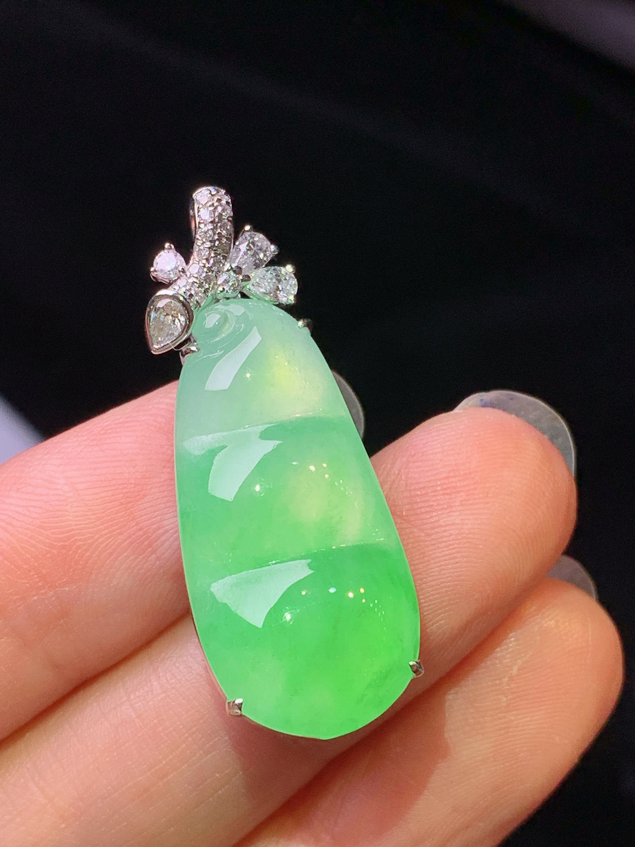 18k金钻镶嵌翠绿四季豆吊坠 玉质细腻 色泽艳丽清新 水润亮眼 整体尺寸35*13*7.2m5