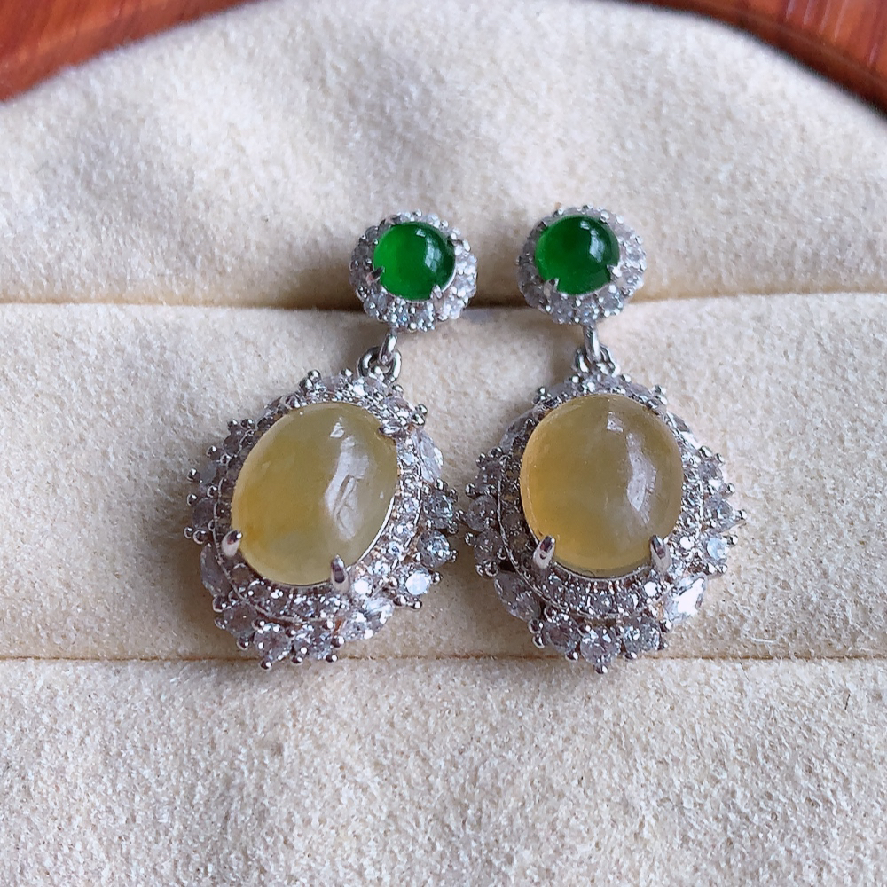 冰黄翡925银镶嵌耳钉，自然光实拍，翠色灵动，颜色漂亮，种老水足，品相佳，佩戴佳品！W502.25  取一整体尺寸：22.5-13.5-7.8mm  裸石尺寸：8-7mm