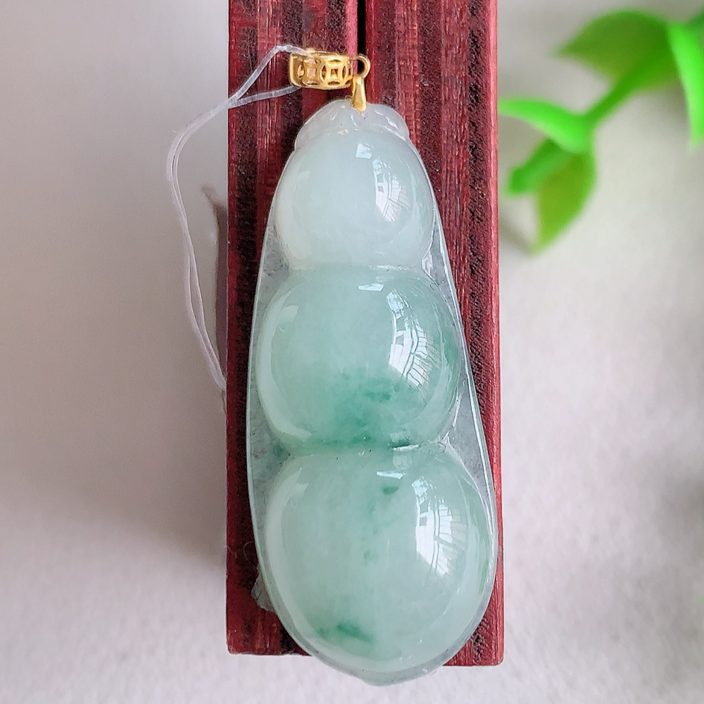 18k金扣冰润飘花福豆翡翠挂件，老种飘花  冰清玉洁  胶感十足  寓意“四季平安，福气满满”颜色鲜艳，清新自然，饱满通透   W49.25  尺寸：30-12.5-6.2mm