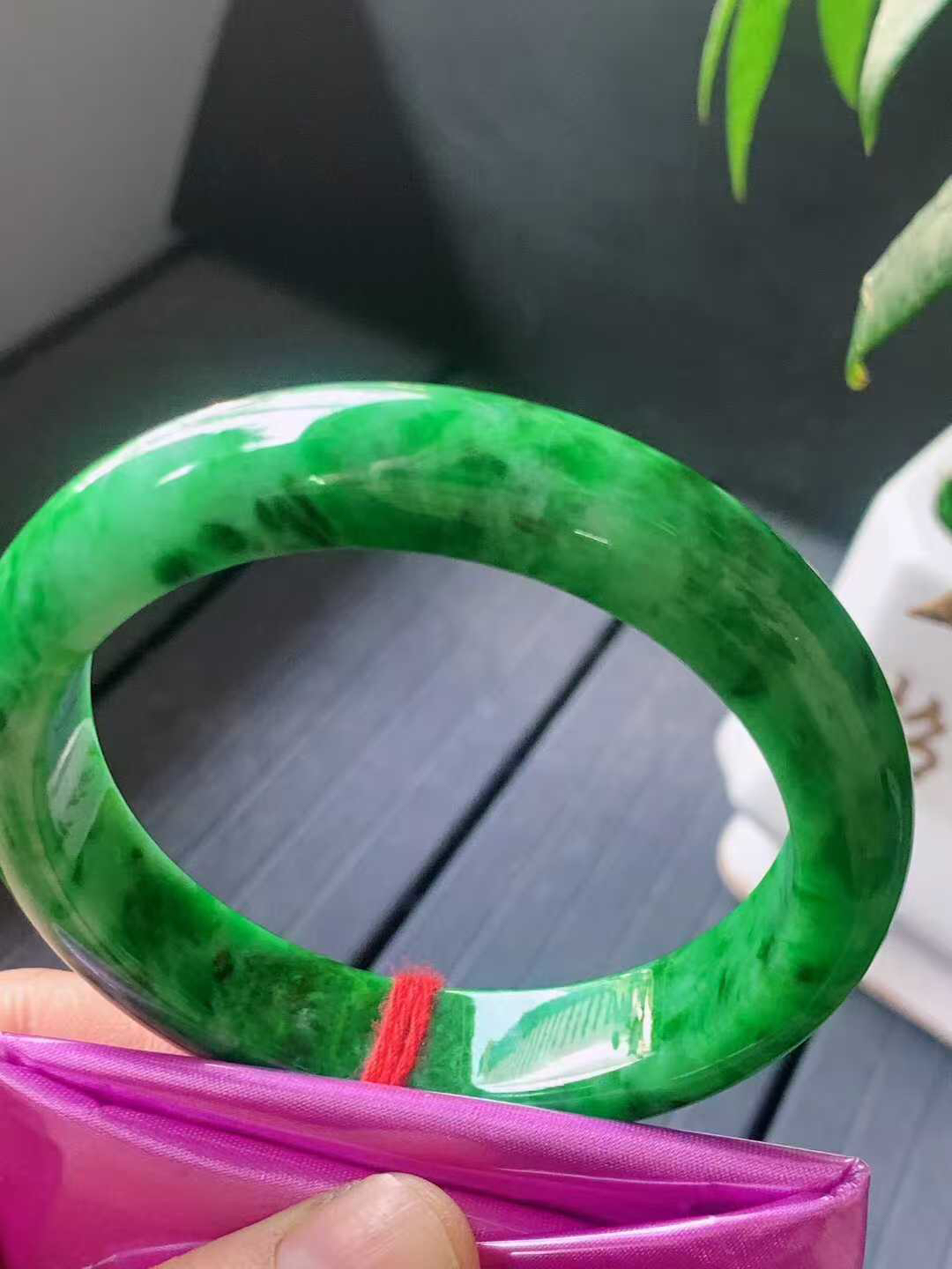 【翡翠名称】老种辣绿飘花58.2正圈口手镯
【翡翠尺寸】58.2/12.9/9mm适合57-59.5正圈口佩戴
【翡翠描述】宝贝种老水足，玉质细腻，色泽靓丽，性价比高，佩戴效果好！
【其它赠送】权威证书/精美挂绳盒子/支持全国复检