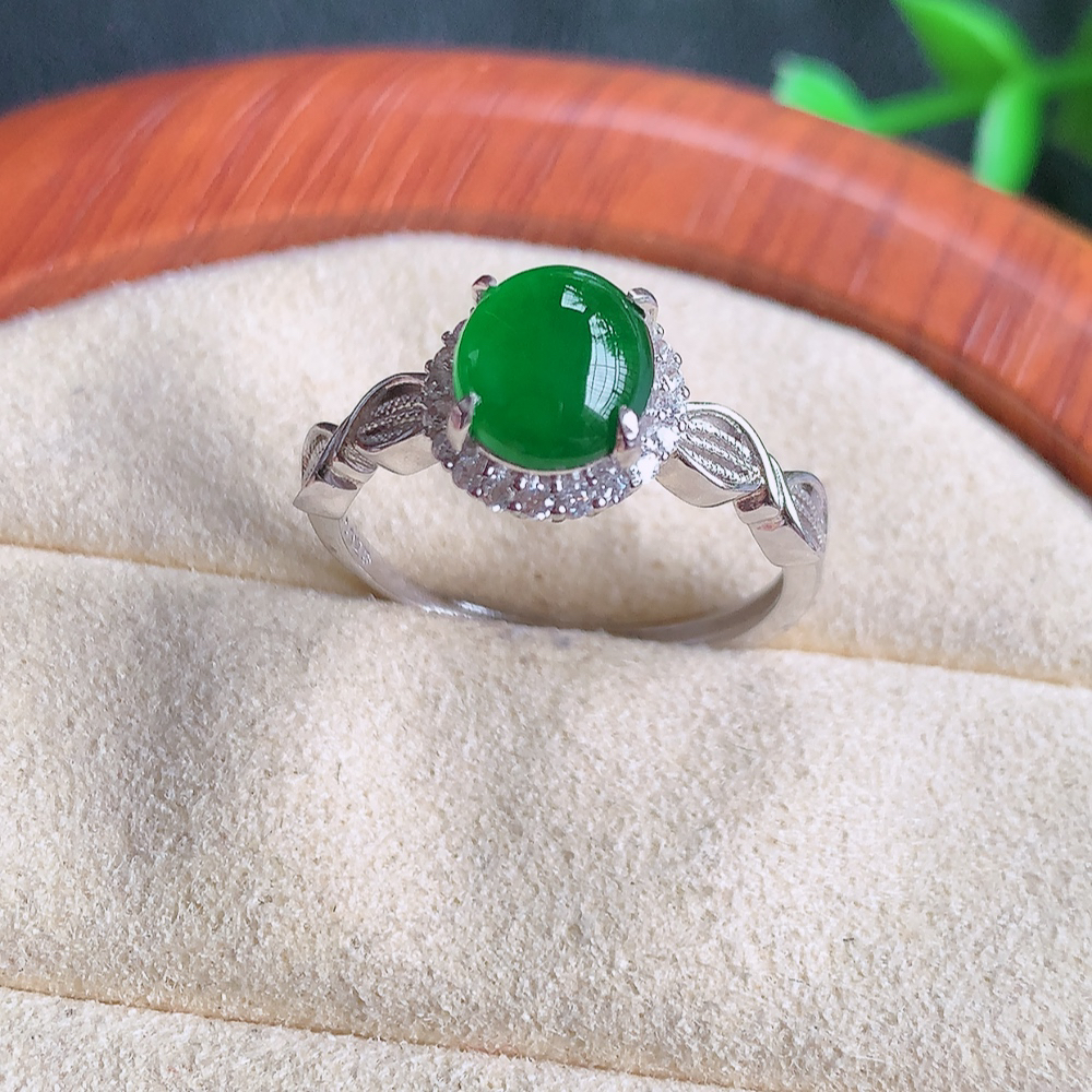 冰润满绿精美环形翡翠戒指  玉质细腻  冰清玉润  飘花灵动  颜色漂亮  W502.25  内径尺寸：18-9.8-6.6mm  裸石尺寸：8-6.8mm