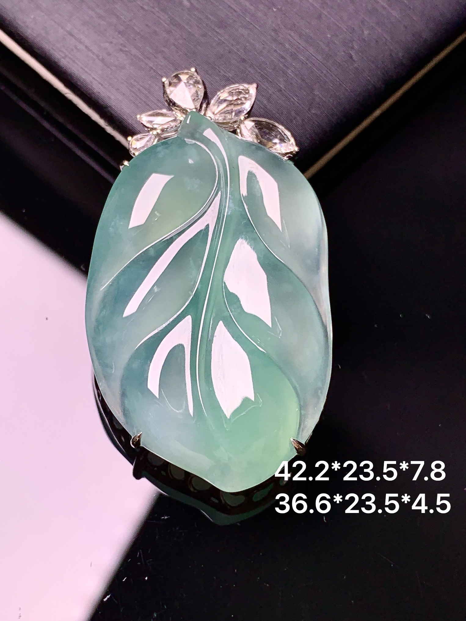 18k金钻镶嵌冰种晴绿树叶吊坠 玉质细腻 色泽艳丽清新 水润亮眼 整体尺寸42.2*23.5*7.8c1