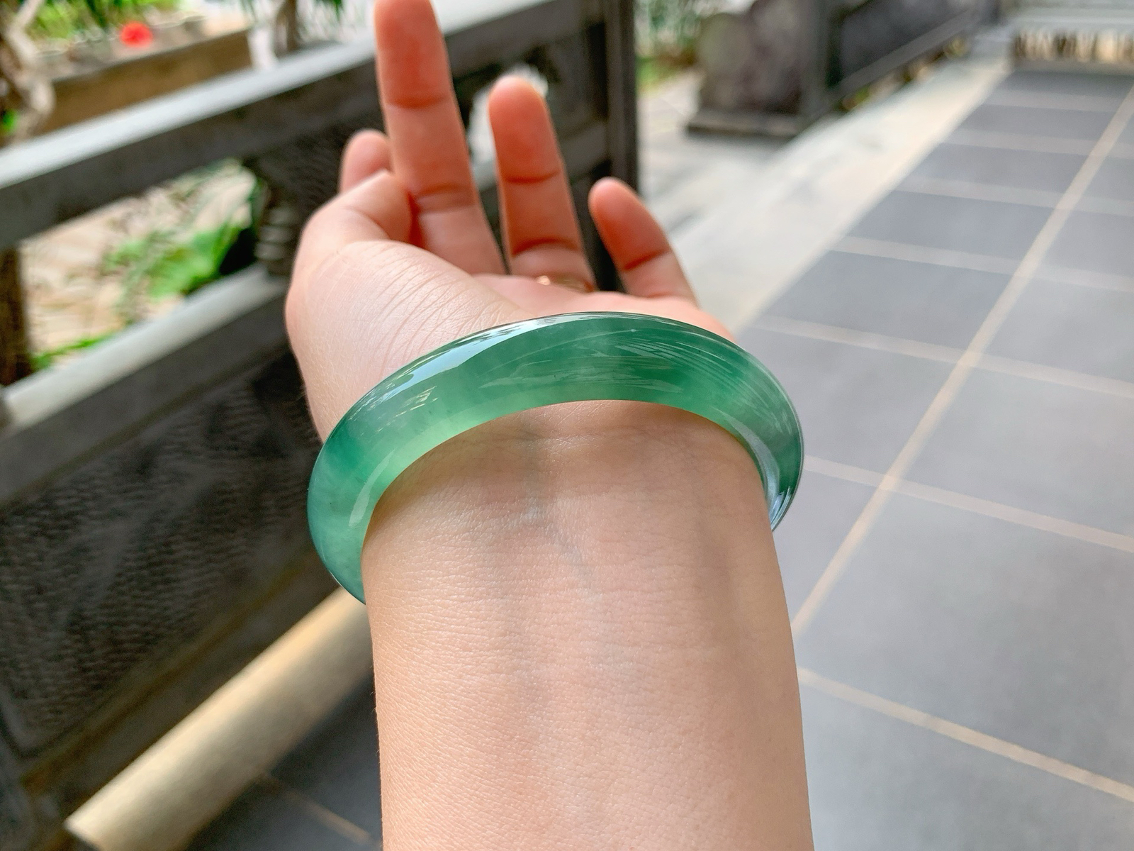 ｜56圈口
啤酒瓶绿底飘花，种老大掉牙，油润度起光度都是顶顶的，