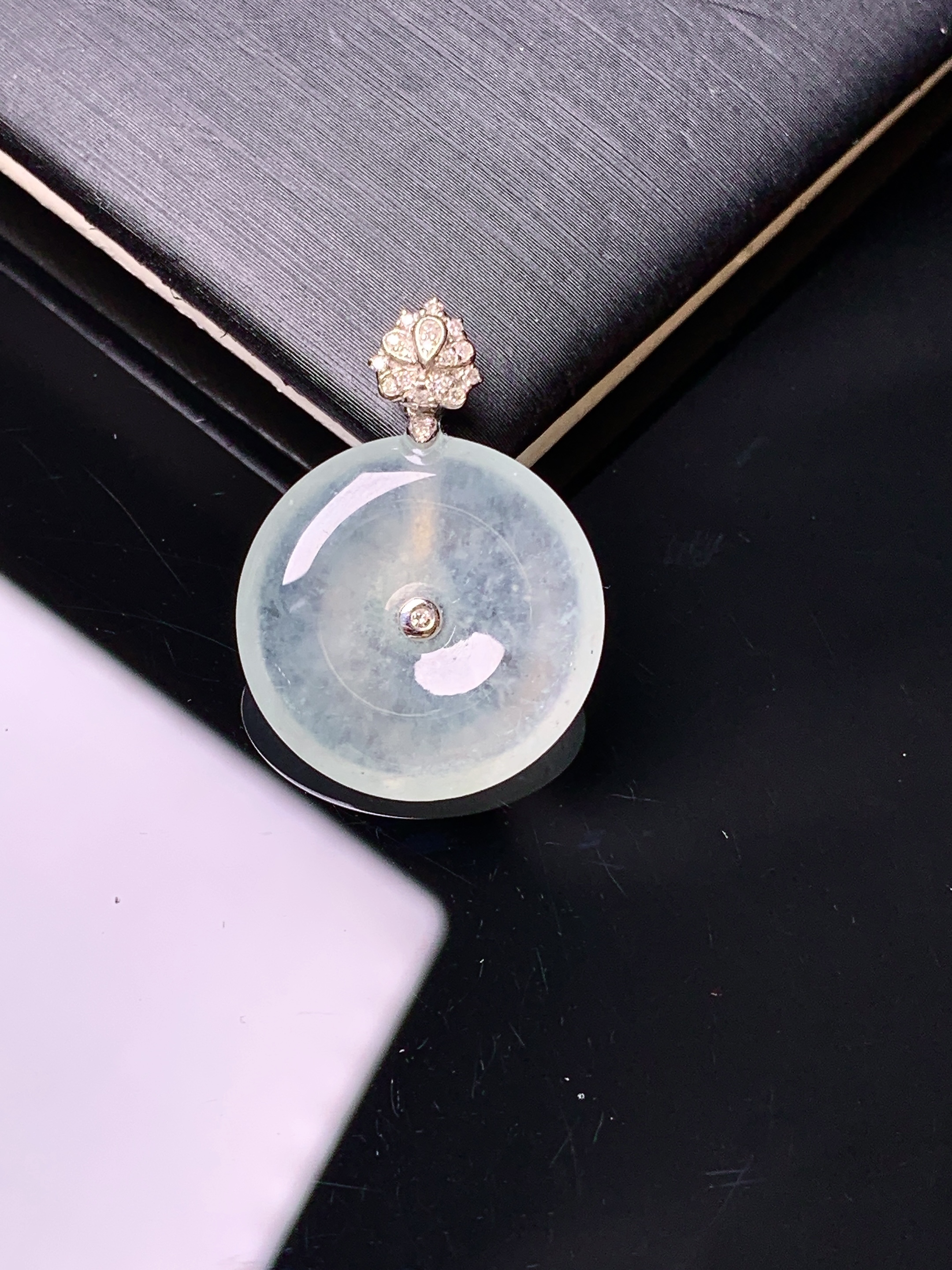 18k金钻镶嵌冰种平安扣吊坠 玉质细腻 色泽艳丽清新 水润亮眼 整体尺寸23.7*17.5*4c1