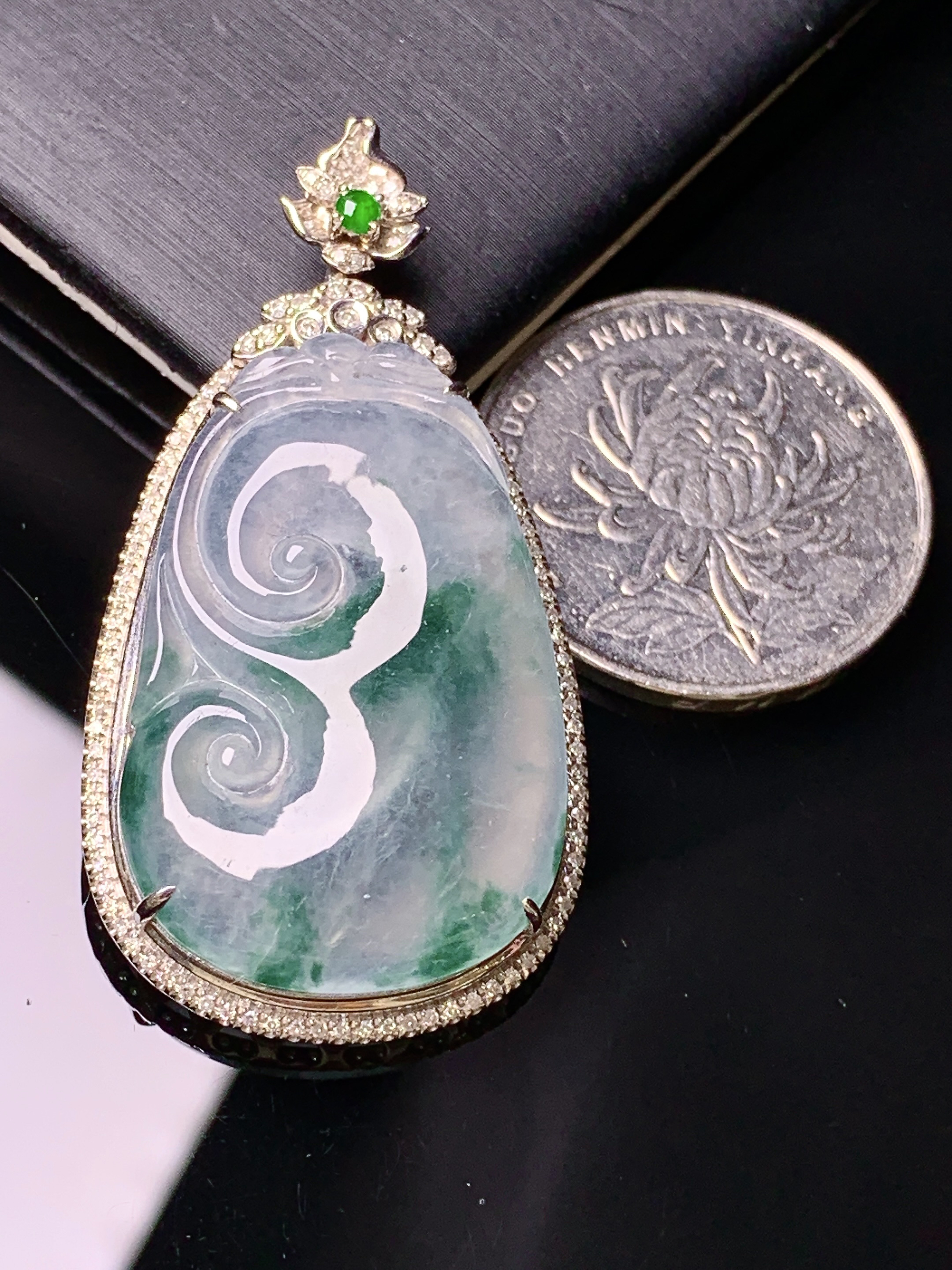 18k金钻镶嵌冰种飘绿如意吊坠 玉质细腻 色泽艳丽清新 水润亮眼 整体尺寸45.5*24.2*8.3f3