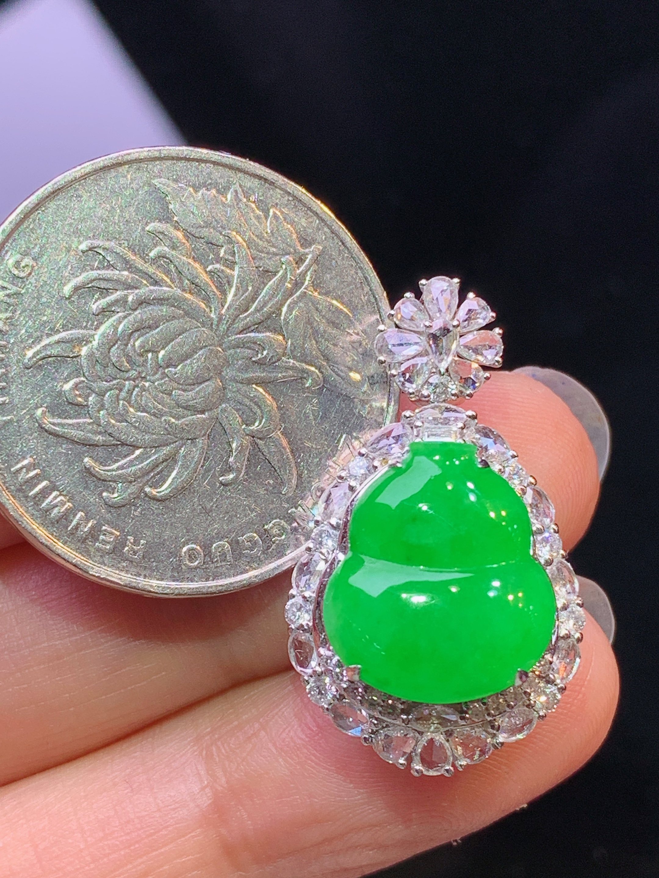 18k金钻镶嵌满绿葫芦吊坠 玉质细腻 色泽艳丽清新 水润亮眼 整体尺寸26.6*16*10h1