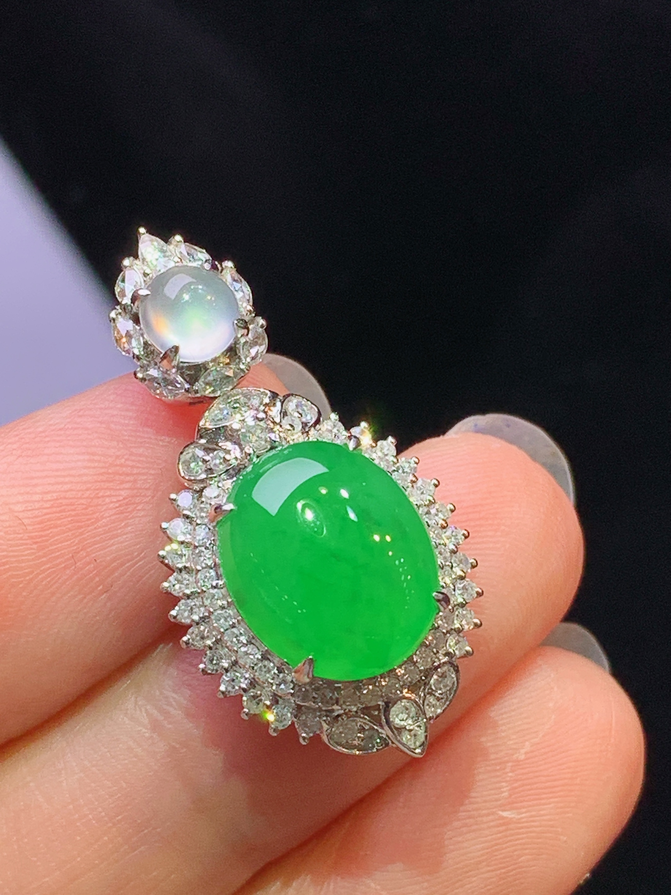 18k金钻镶嵌满绿蛋面吊坠 玉质细腻 色泽艳丽清新 水润亮眼 整体尺寸29*15*10.5h1