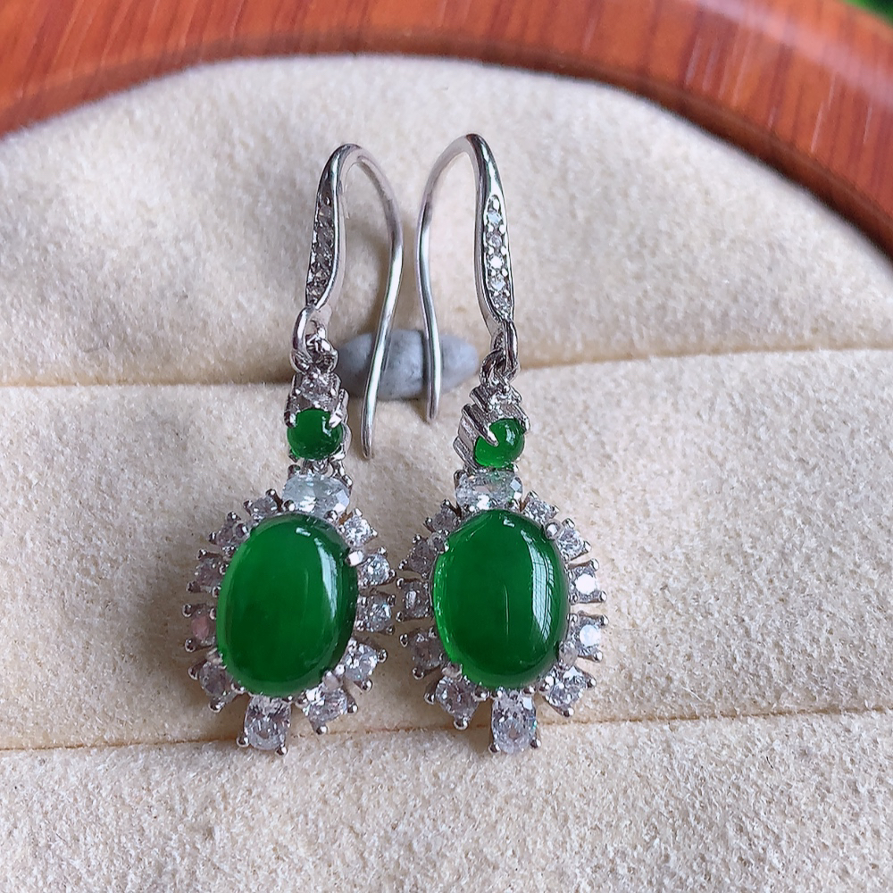 冰满绿翡翠925银镶嵌耳钉，自然光实拍，翠色灵动，颜色漂亮，种老水足，品相佳，佩戴佳品！W502.2