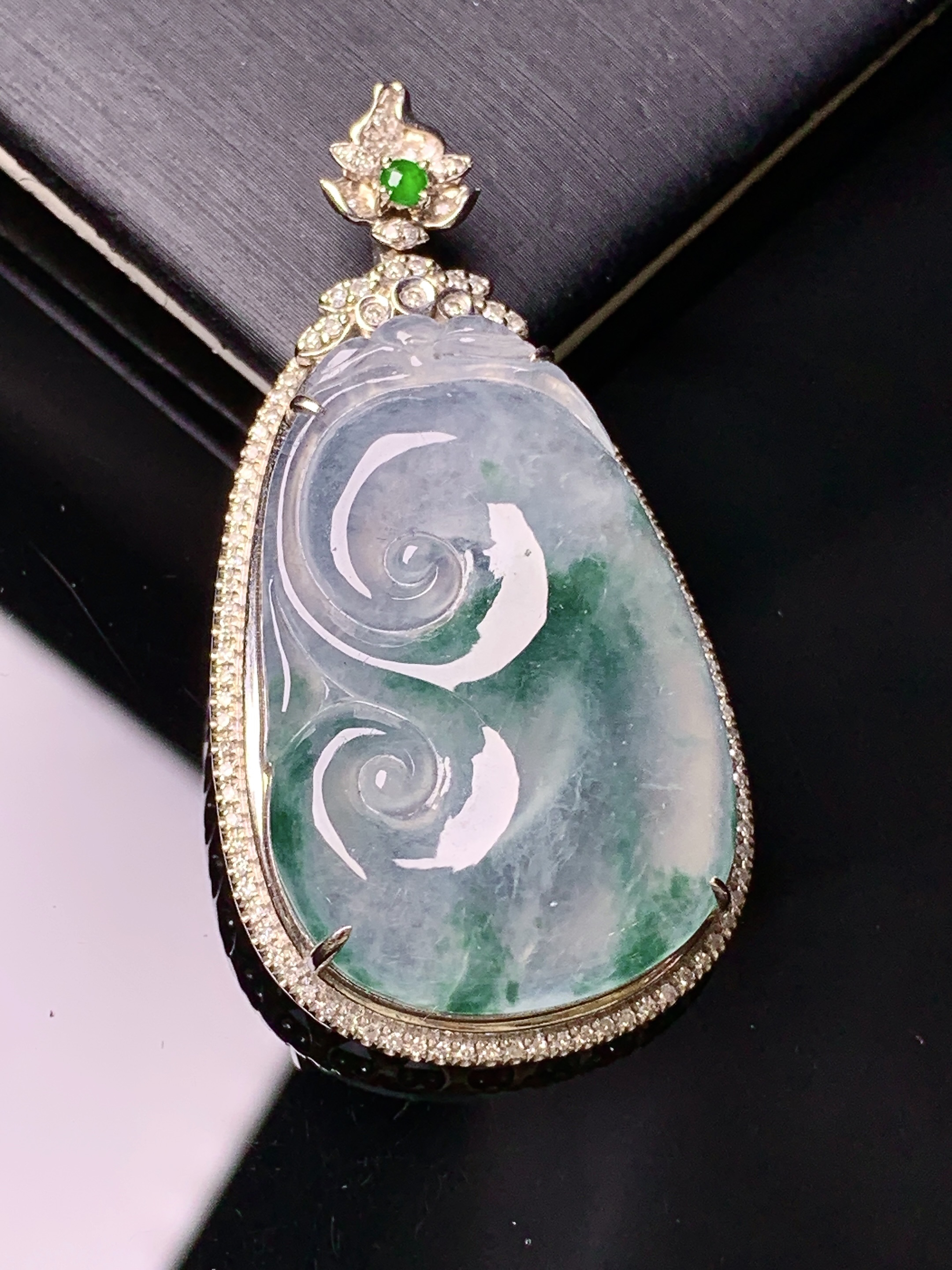 18k金钻镶嵌冰种飘绿如意吊坠 玉质细腻 色泽艳丽清新 水润亮眼 整体尺寸45.5*24.2*8.3f3