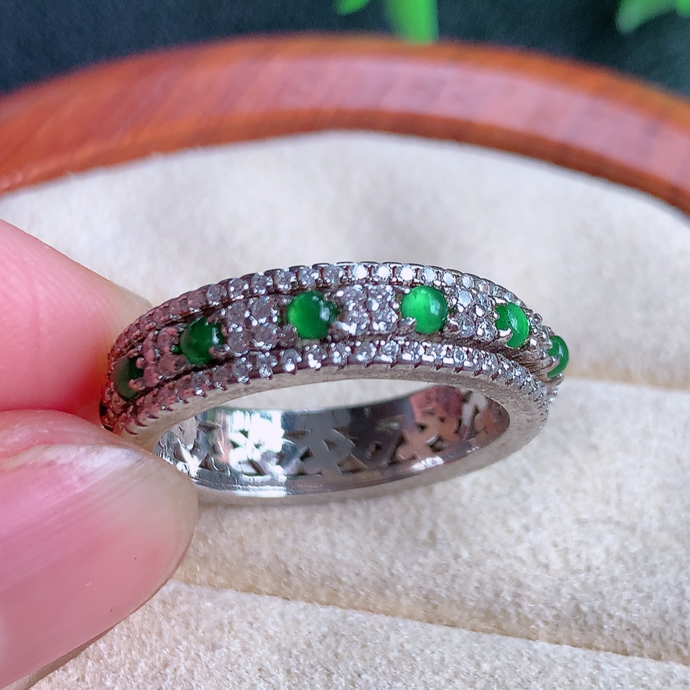 冰润满绿925银镶翡翠戒指  玉质细腻  冰清玉润  飘花灵动  颜色漂亮  W481.25   内径尺寸：18-5.5-3mm   裸石尺寸：2mm