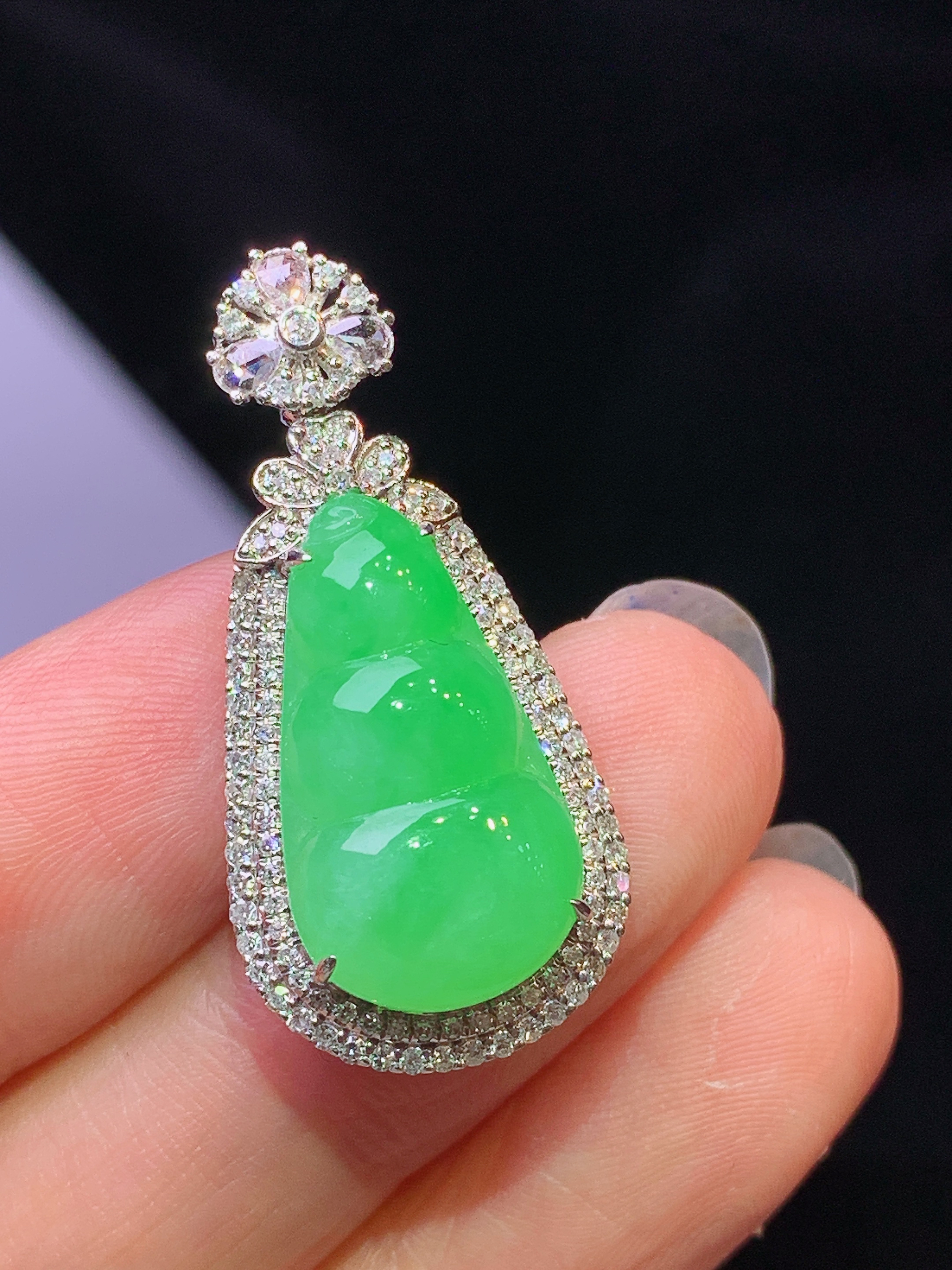 18k金钻镶嵌翠绿四季豆吊坠 玉质细腻 色泽艳丽清新 水润亮眼 整体尺寸31.5*15*8f3