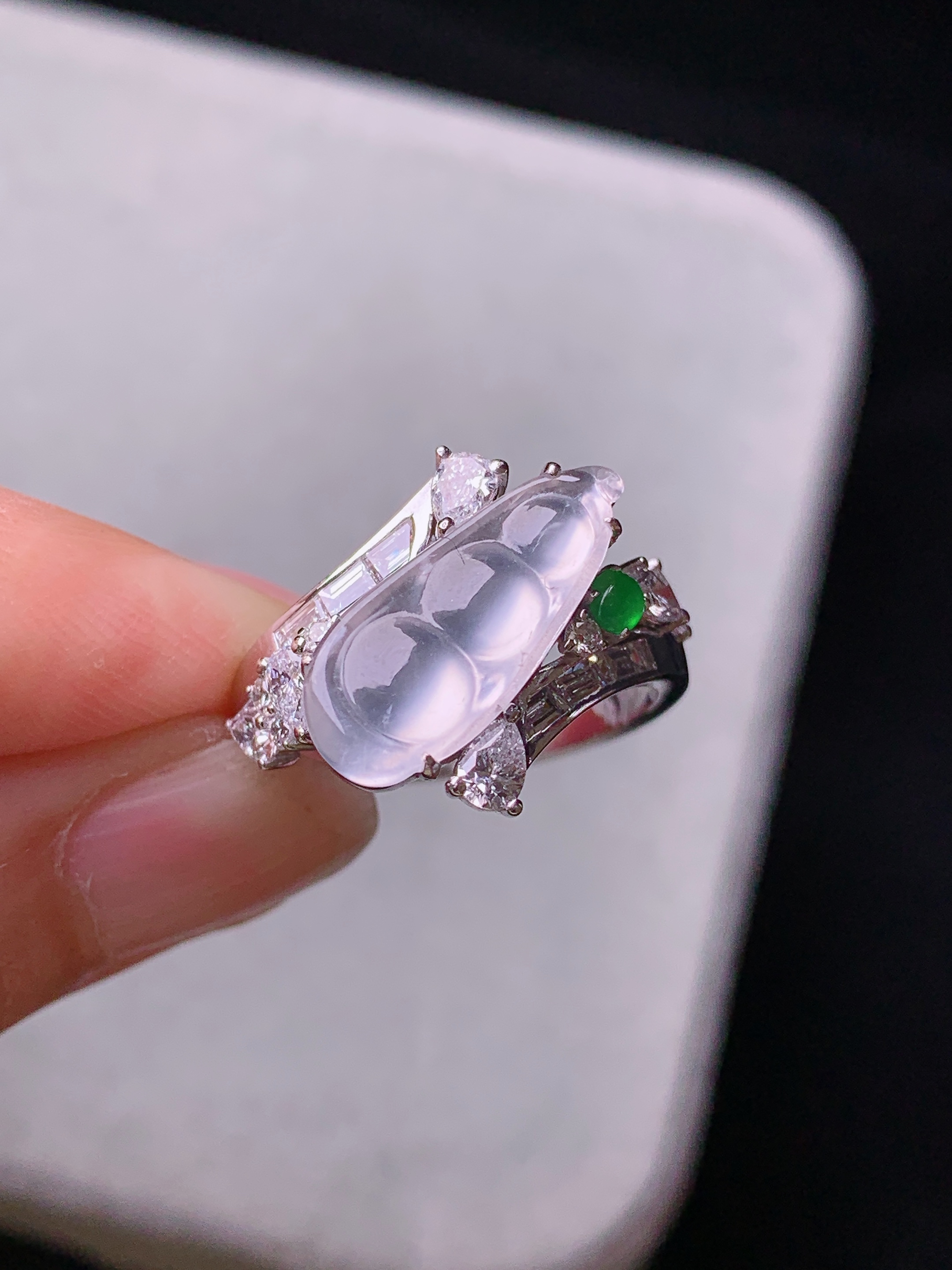 18k金镶嵌冰种四季豆戒指吊坠 玉质细腻 色泽艳丽清新 水润亮眼 圈口14 裸石尺寸16.3*7*2