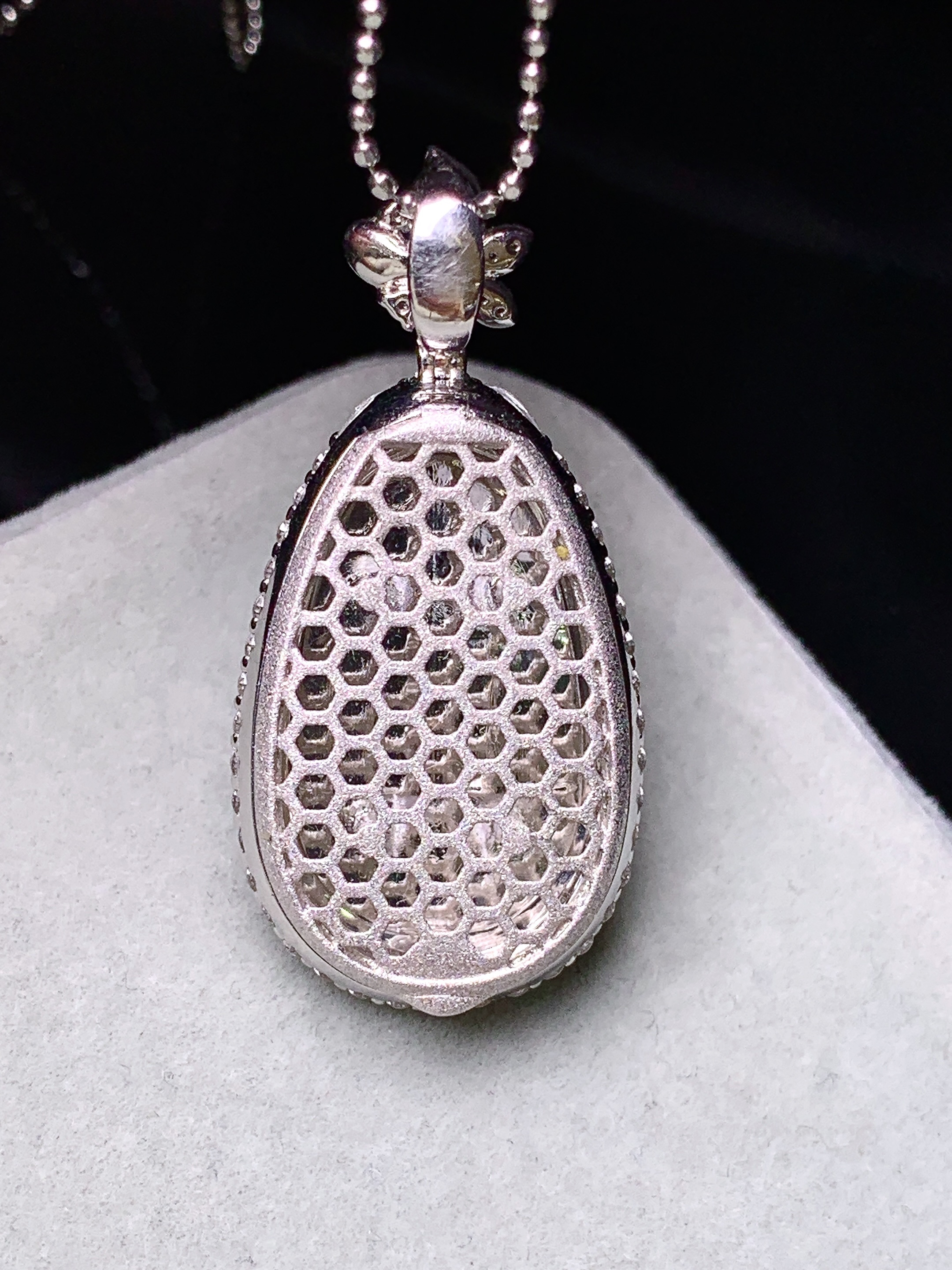 18k金钻镶嵌冰种树叶吊坠 玉质细腻 色泽艳丽清新 水润亮眼 整体尺寸26.7*17.6*7.3