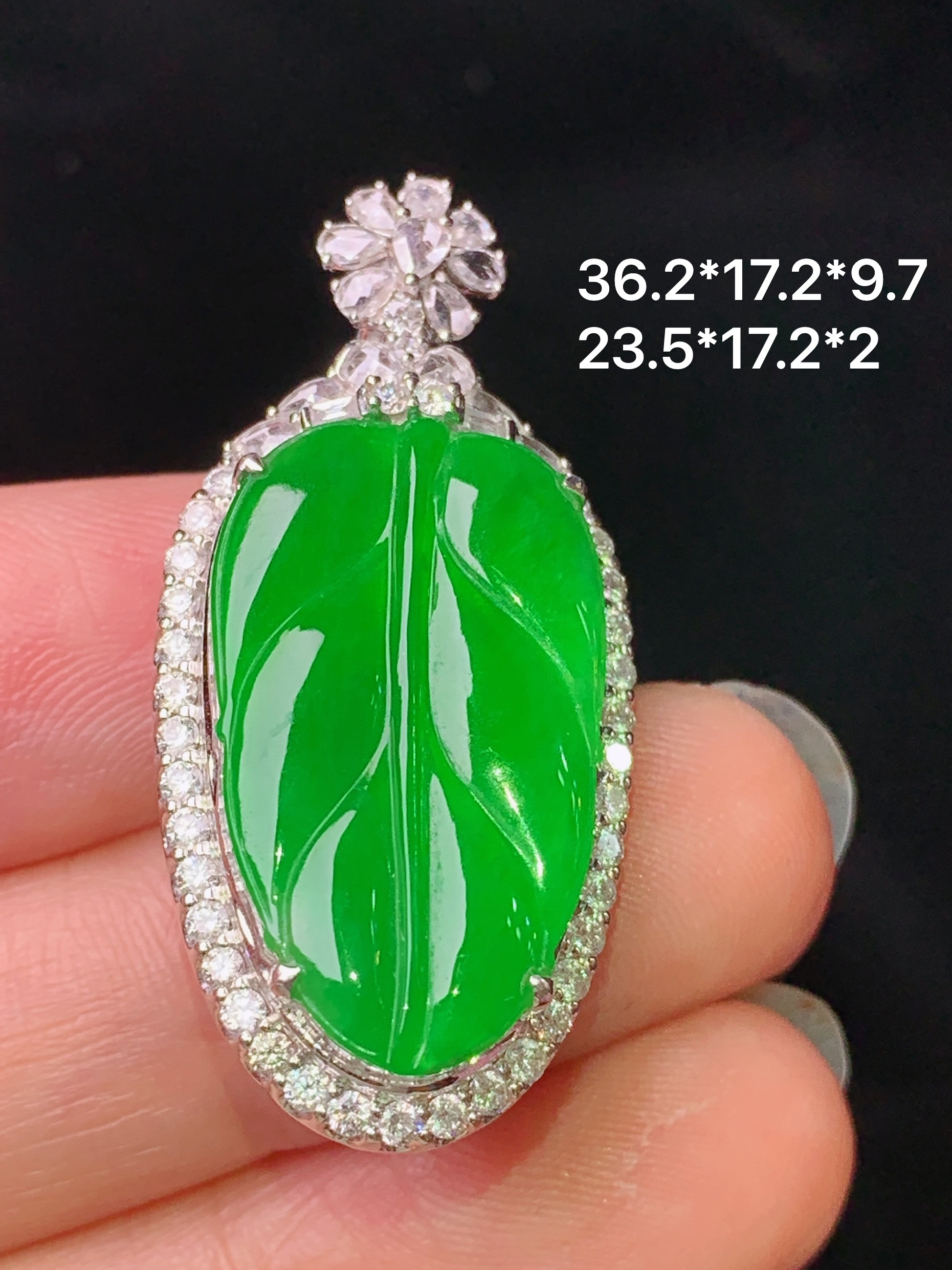 18k金钻镶嵌满绿树叶吊坠 玉质细腻 色泽艳丽清新 水润亮眼 整体尺寸36.2*17.2*9.7c5