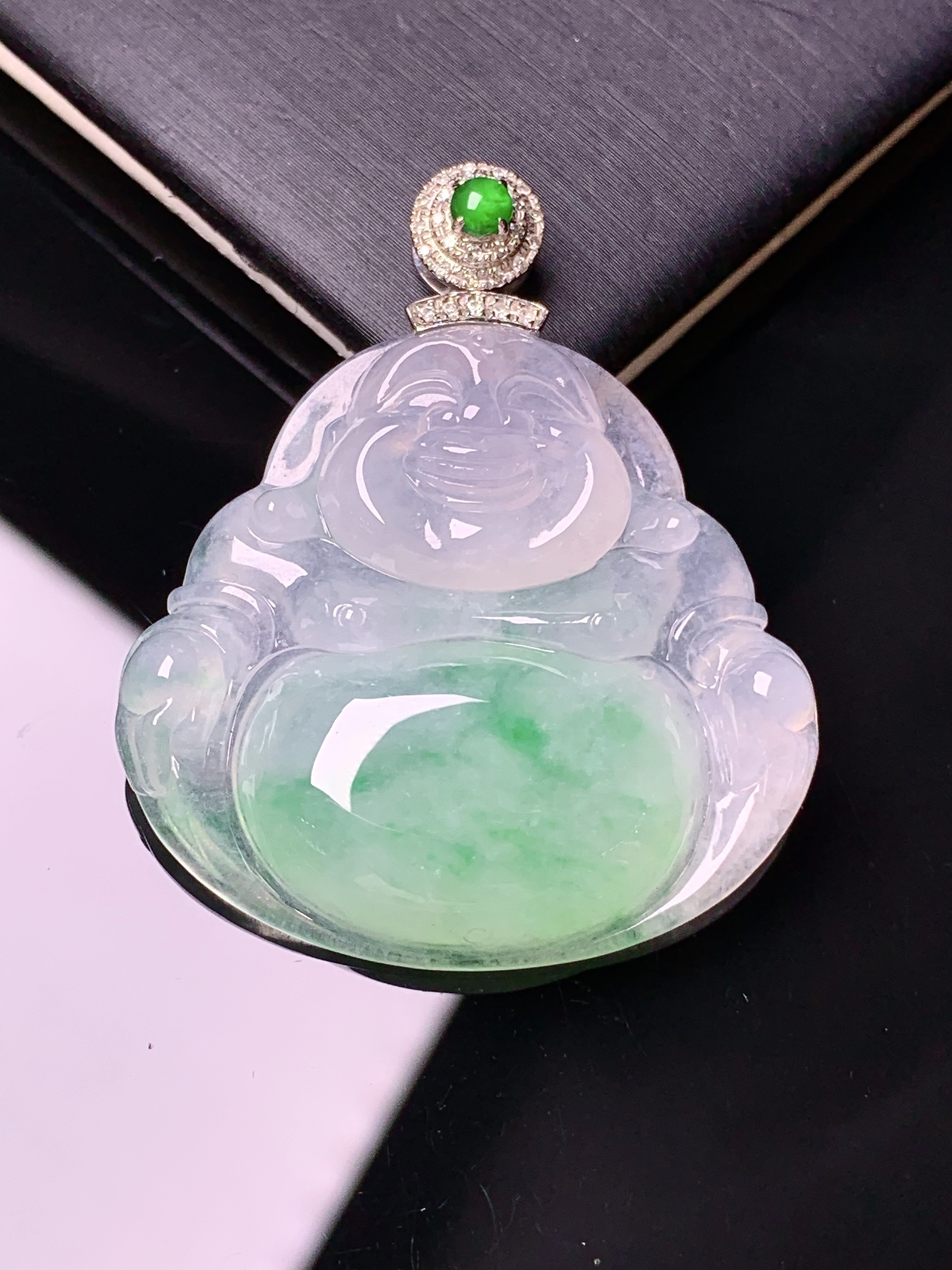 18k金钻镶嵌冰种吊坠 玉质细腻 色泽艳丽清新 水润亮眼 整体尺寸41.2*34.6*6.6x1