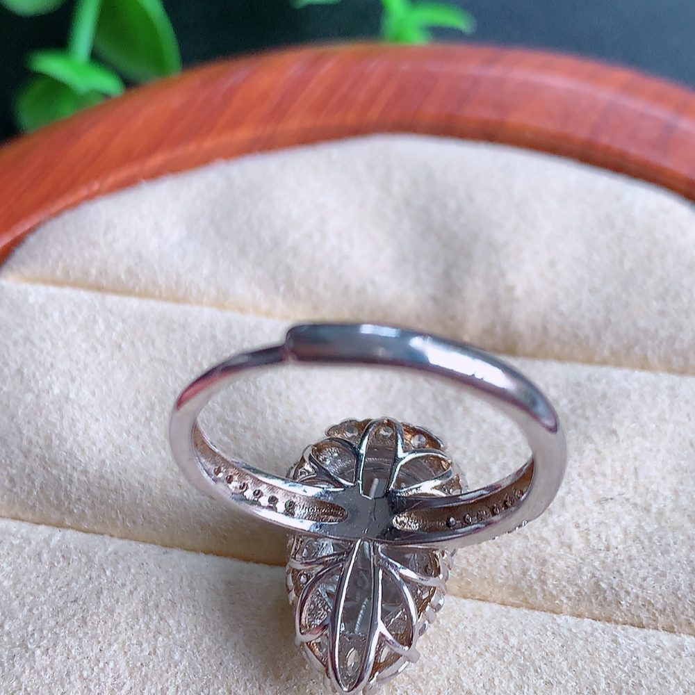 冰润满绿925银镶翡翠葫芦戒指  玉质细腻  冰清玉润  飘花灵动  颜色漂亮  W481.25   内径尺寸：18-17.5-7.8mm   裸石尺寸：12-8.2mm