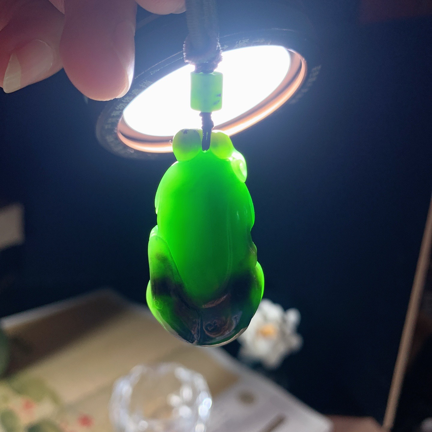 和田玉阳绿红皮料俄罗斯碧玉佛引福来挂件 尺寸41/22/13重20克 玉质细腻油润 底色纯净 脂粉好，品质好。lt260327