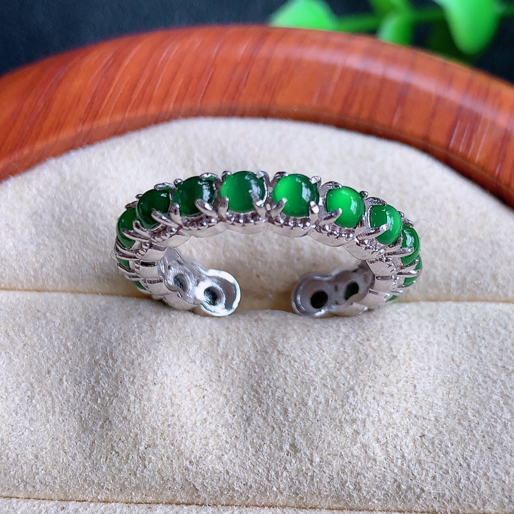 冰润满绿精美环形翡翠戒指  玉质细腻  冰清玉润  飘花灵动  颜色漂亮  W502.25  内径尺寸：17.5-4.5-4mm  裸石尺寸：3mm