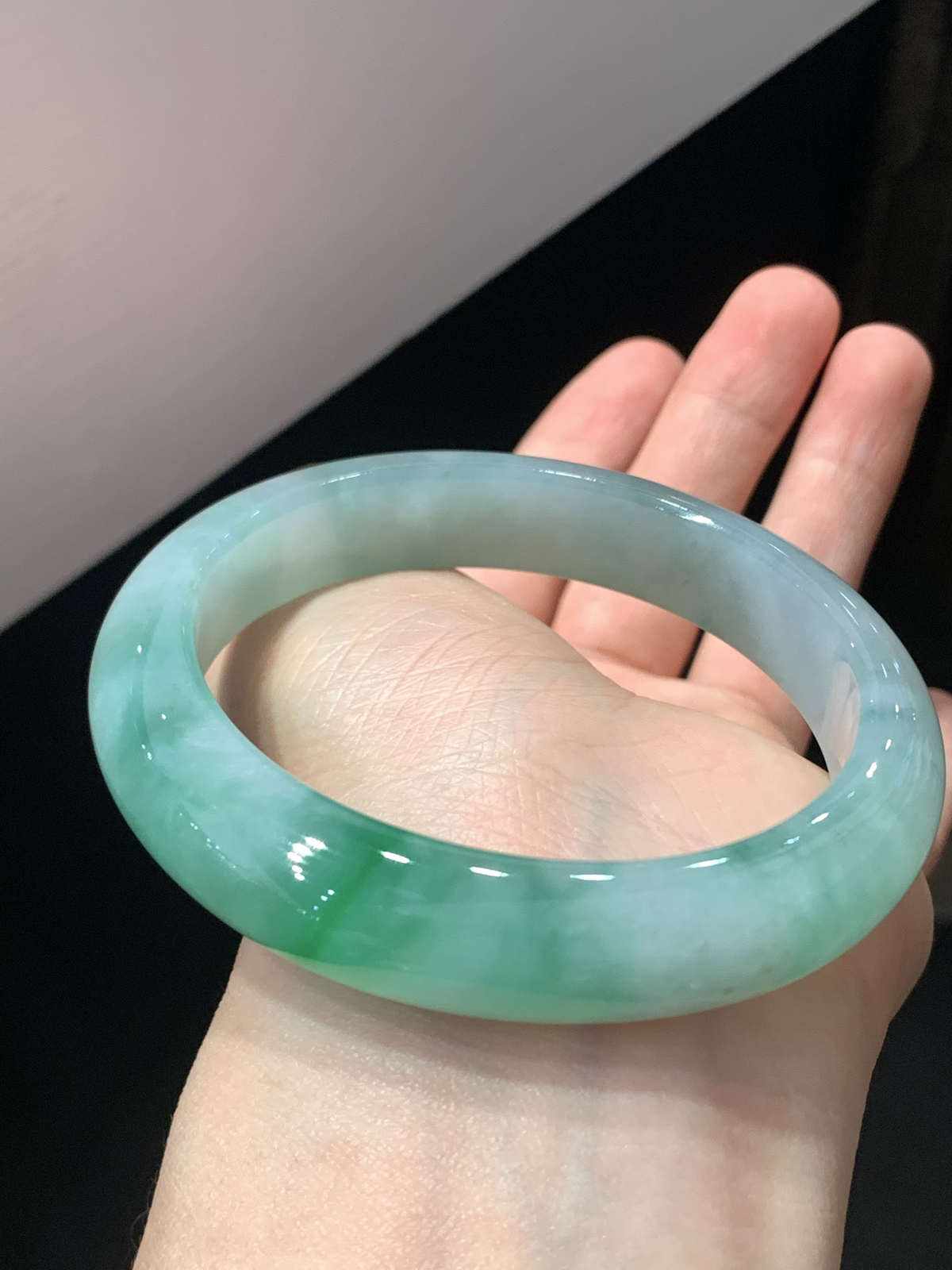 尺寸58.3/12.8/9.6，带色手镯
水润细腻 清新甜美 气质