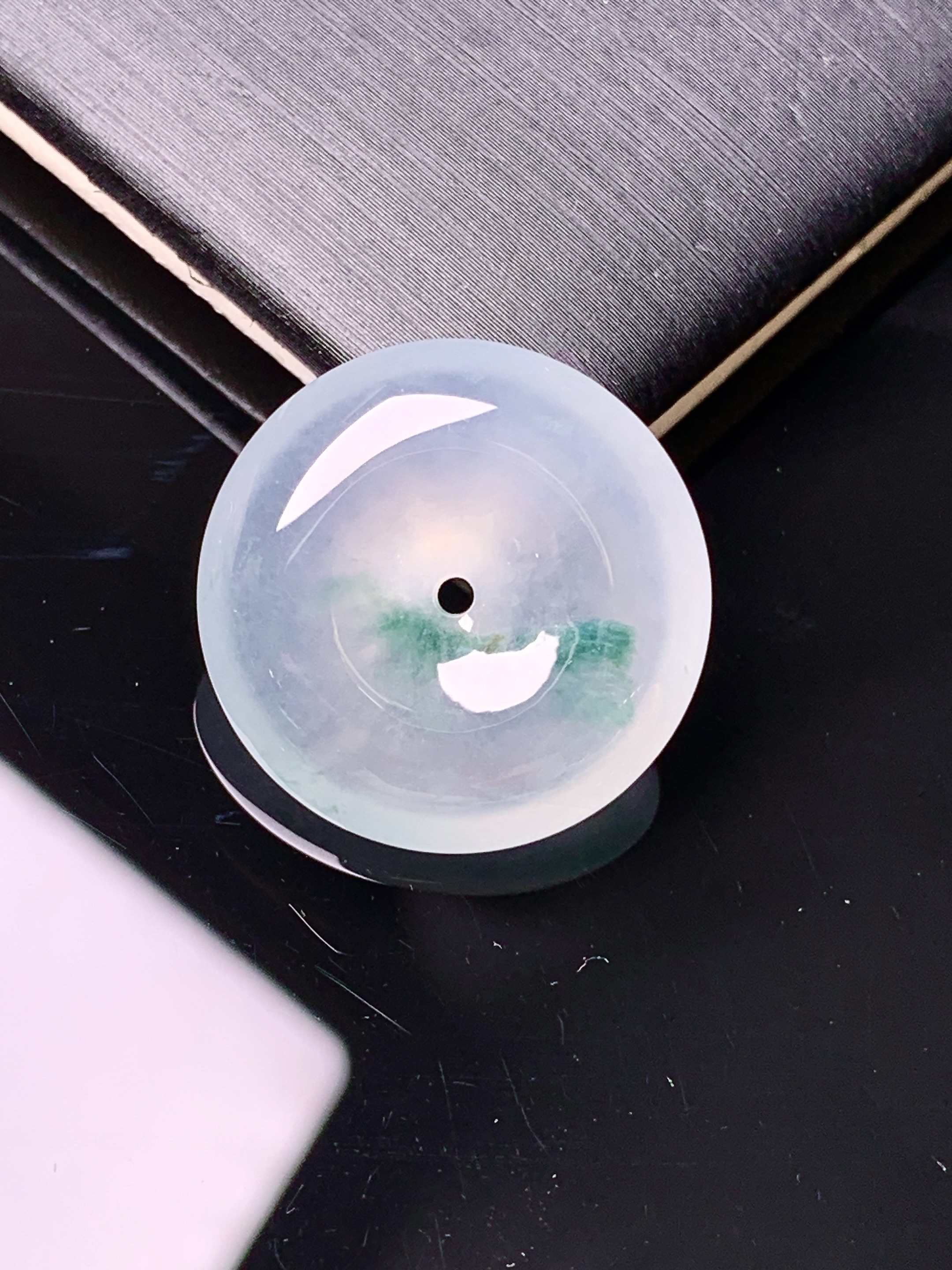 冰种飘绿平安扣吊坠 玉质细腻 色泽艳丽清新 水润亮眼 整体尺寸20.8*5.8c1