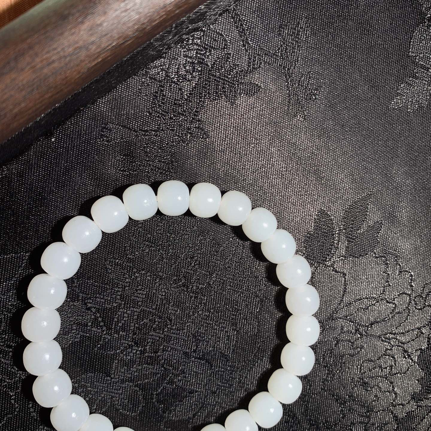 新疆和田玉白玉老型珠手串 单颗尺寸7/8！玉质细腻油润。手推出油。品相大气 lt260325