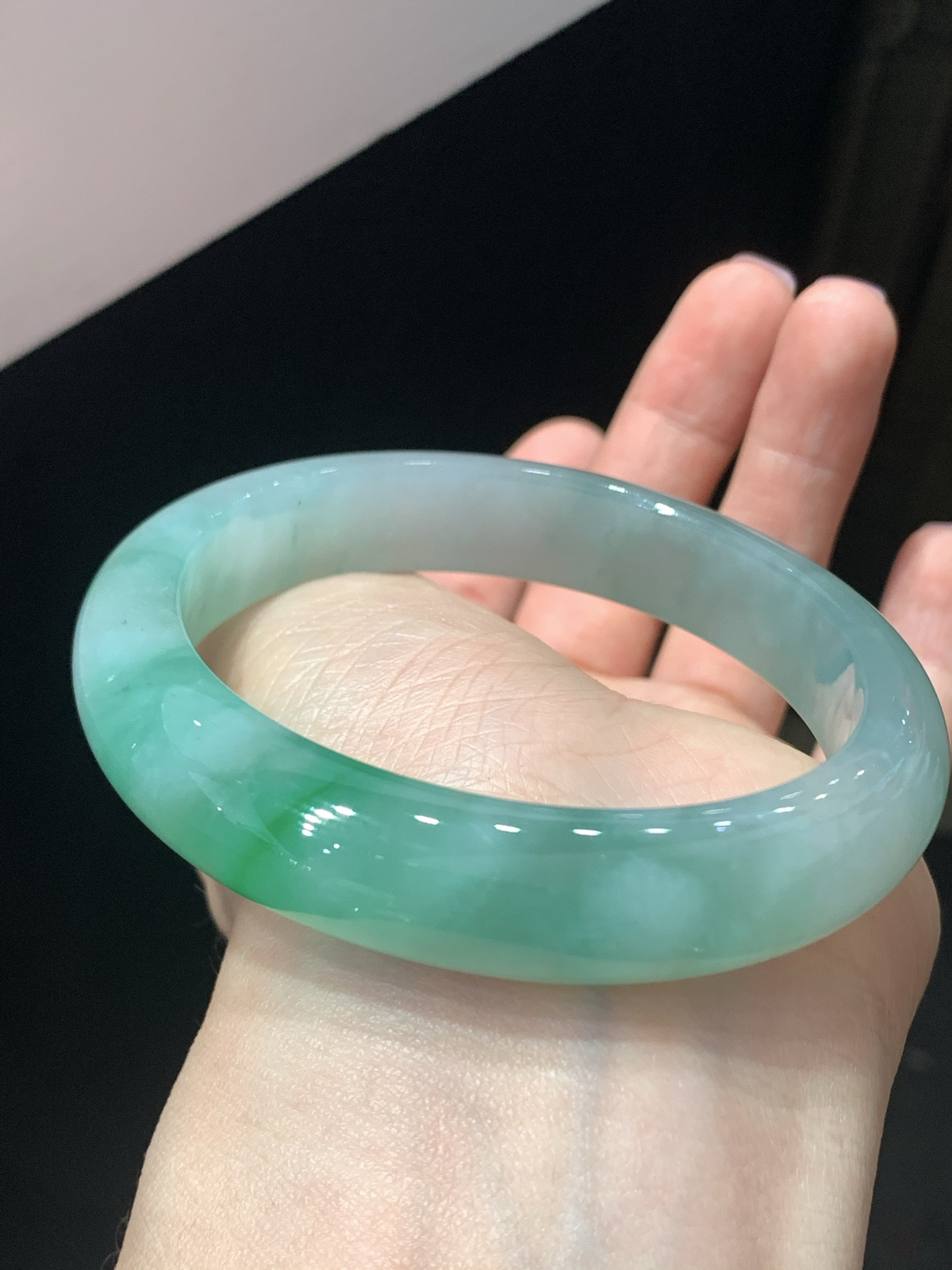 尺寸58.3/12.8/9.6，带色手镯
水润细腻 清新甜美 气质