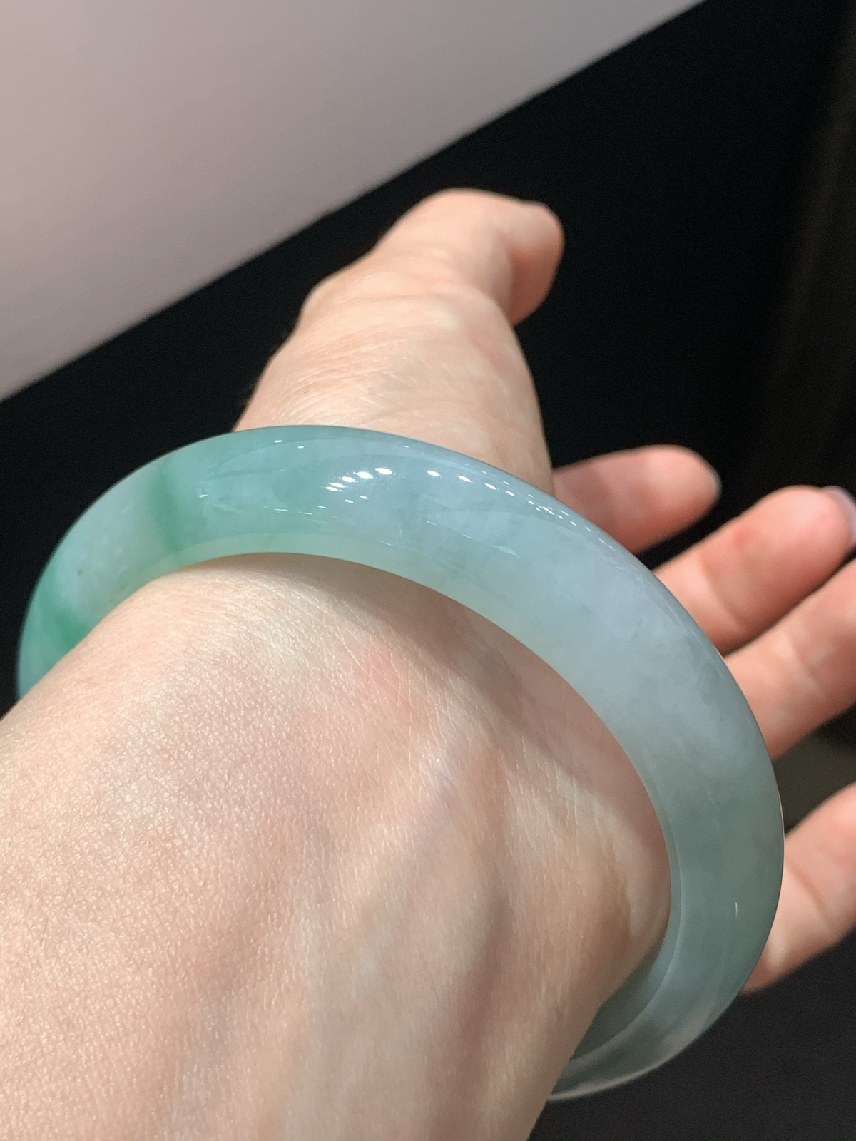 尺寸58.3/12.8/9.6，带色手镯
水润细腻 清新甜美 气质