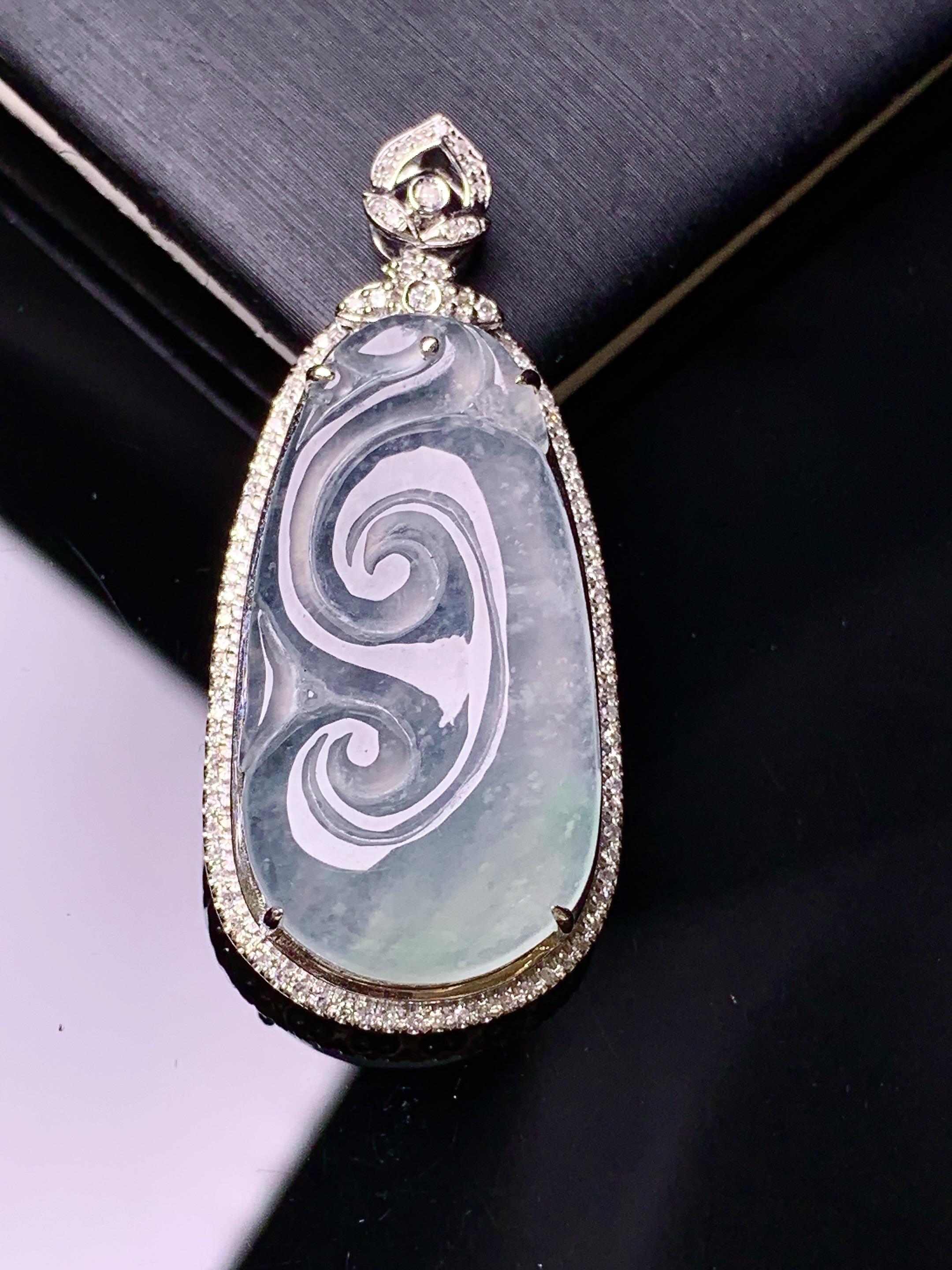 18k金钻镶嵌冰种如意吊坠 玉质细腻 色泽艳丽清新 水润亮眼 整体尺寸40.3*18*8