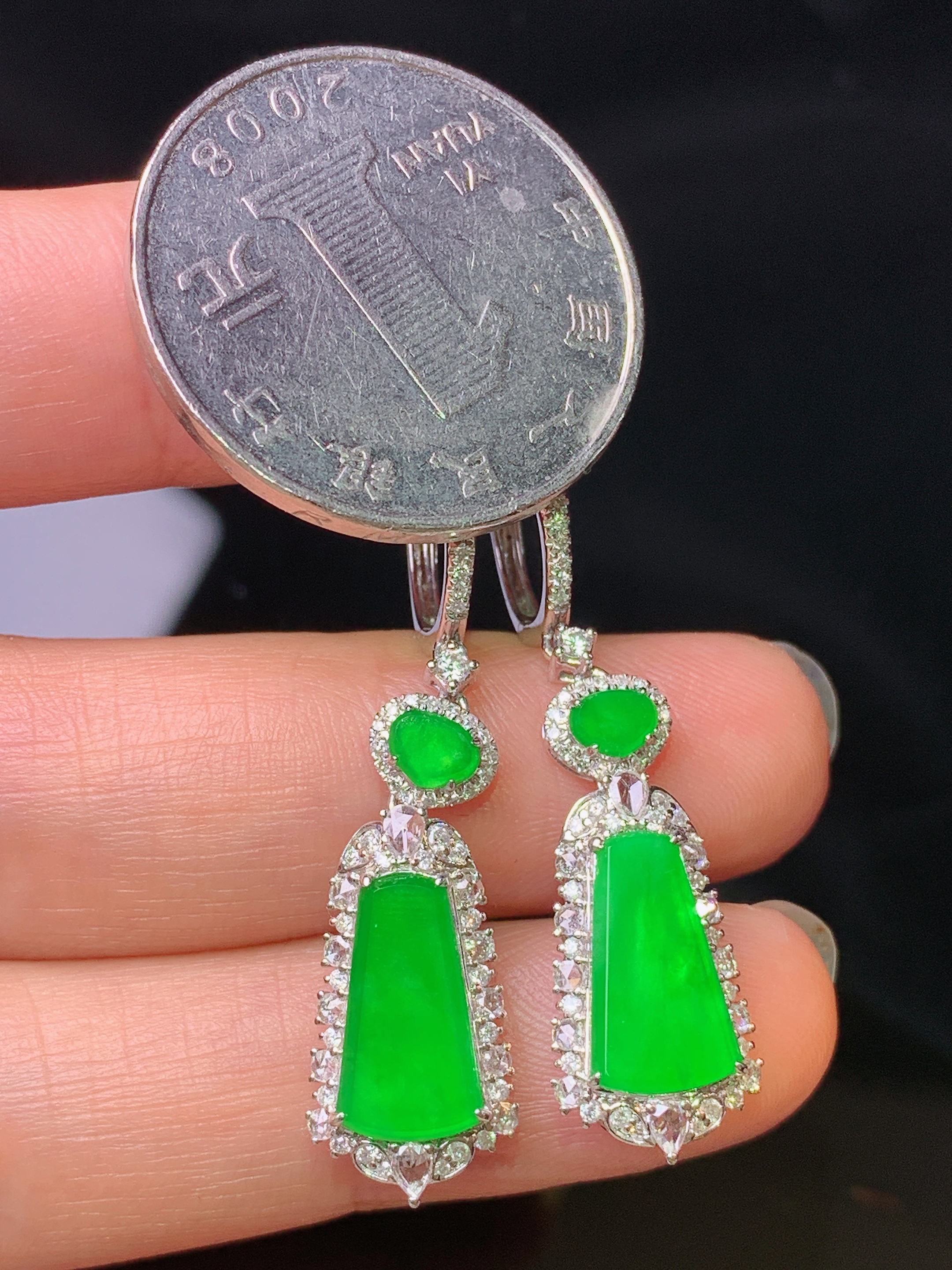 18k金钻镶嵌满绿无事牌耳坠 玉质细腻 色泽艳丽清新 水润亮眼 整体尺寸38.6*9.5*5.3c5