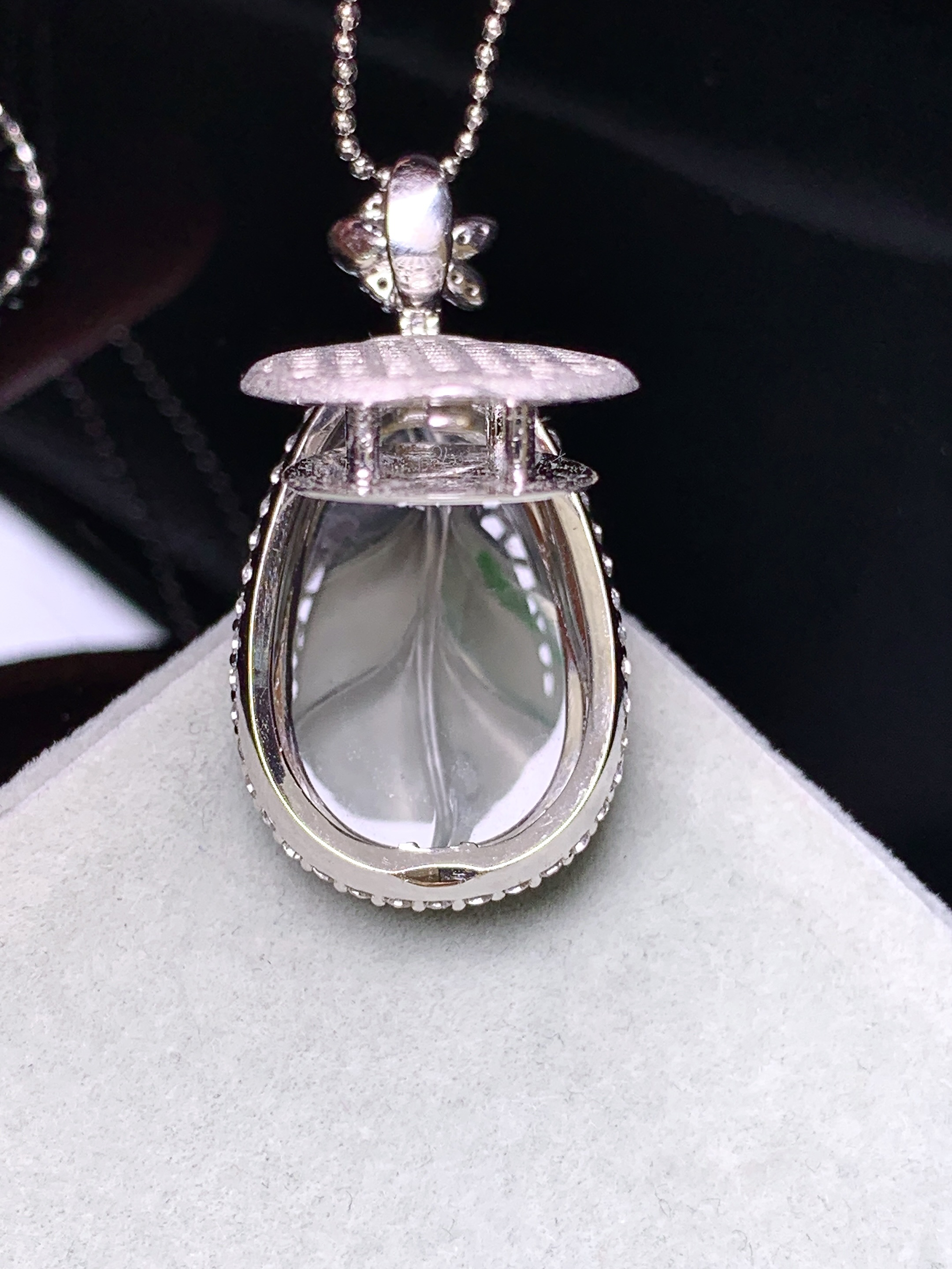 18k金钻镶嵌冰种树叶吊坠 玉质细腻 色泽艳丽清新 水润亮眼 整体尺寸26.7*17.6*7.3